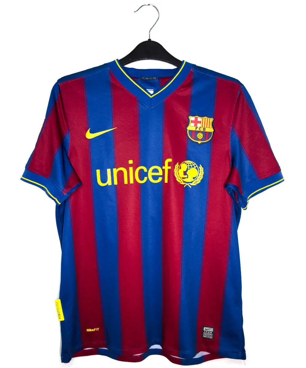 Maillot domicile du fc barcelone de la saison 2009-2010. Le maillot est de couleur bleu et rouge. On peut retrouver l'équipementier nike et le sponsor unicef. Le maillot est floqué du numéro 9 Zlatan Ibrahimovic