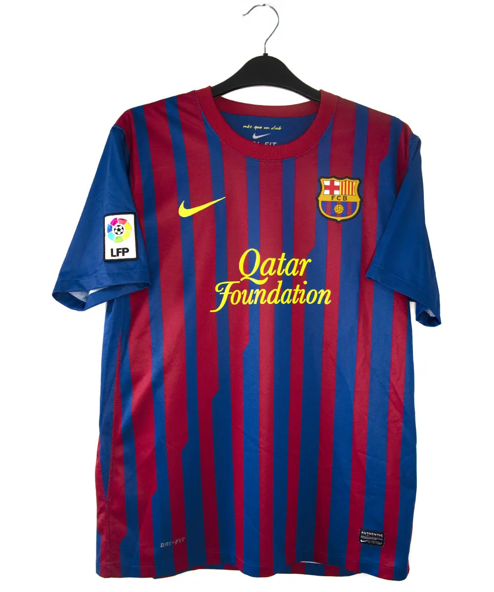 Maillot domicile bleu et rouge du fc barcelone de la saison 2011-2012. On peut retrouver le sponsor qatar foundation, le sponsor unicef et l'équipementier nike. Le maillot est floqué du numéro 10 Leo Messi.