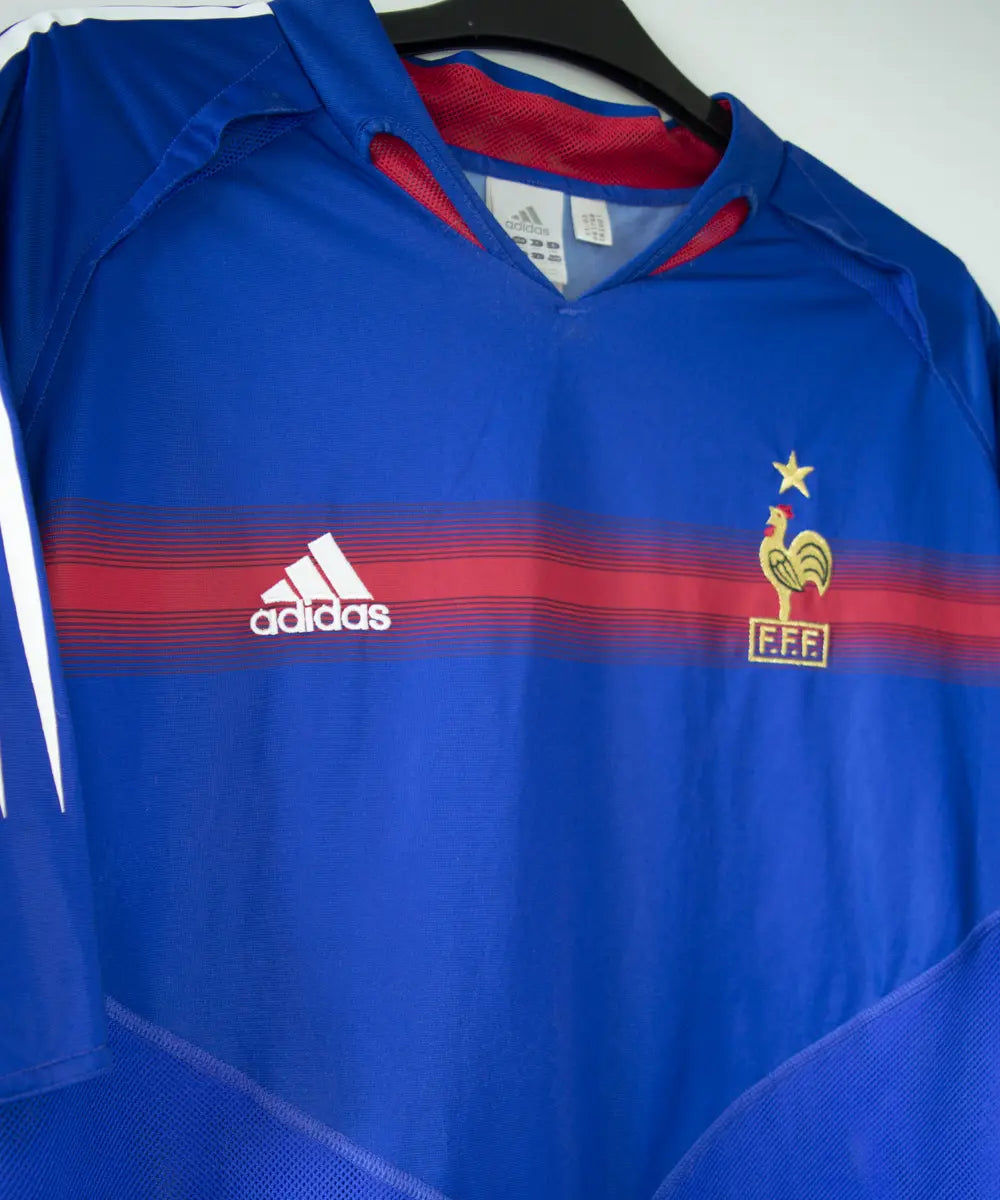 Maillot bleu blanc et rouge de l'équipe de france 2004. On peut retrouver l'équipementier adidas