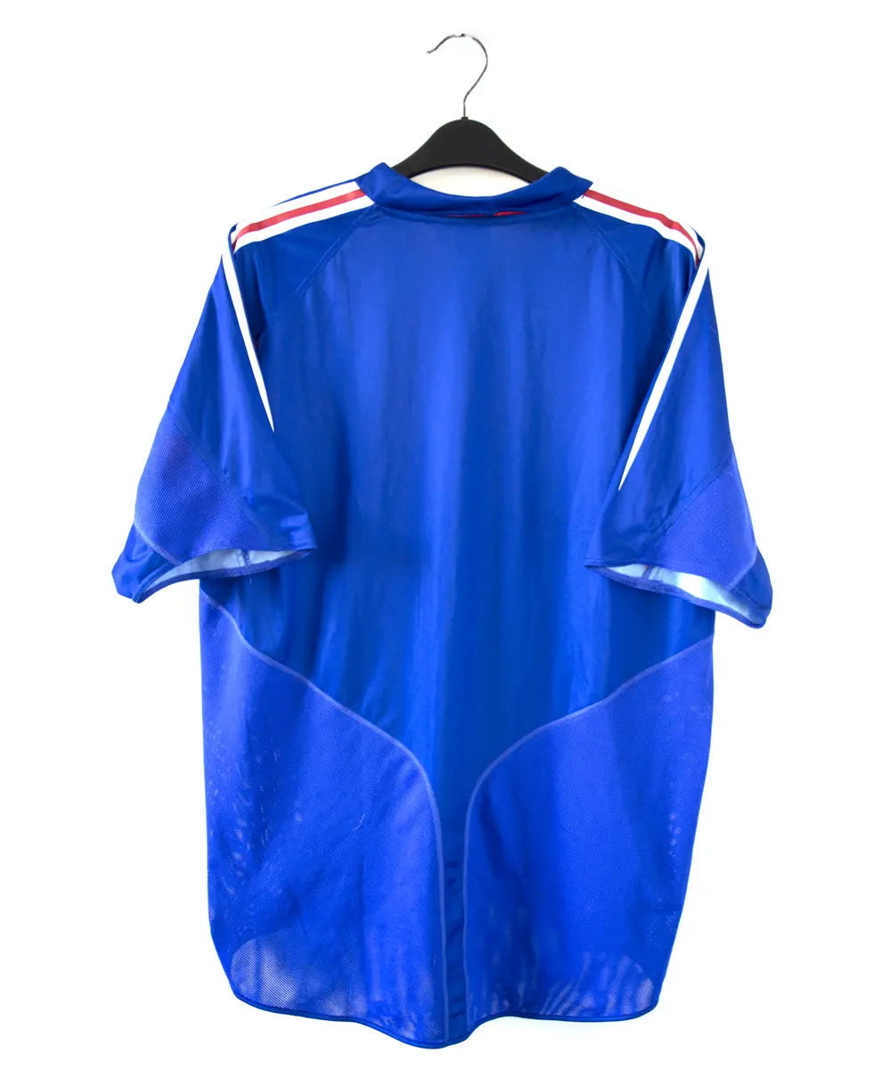 Maillot bleu blanc et rouge de l'équipe de france 2004. On peut retrouver l'équipementier adidas