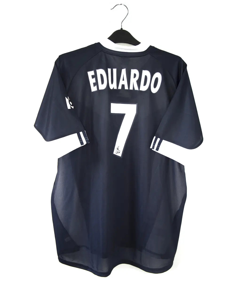 Maillot domicile des girondins de bordeaux 2001-2002. Le maillot est de couleur bleu et blanc. On peut retrouver le sponsor siemens mobile et l'équipementier adidas. Le maillot est floqué du numero 7 Eduardo Costa