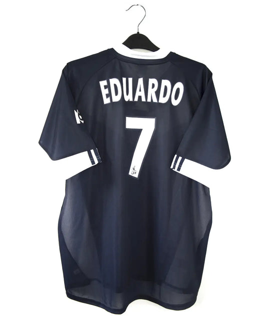 Maillot domicile des girondins de bordeaux 2001-2002. Le maillot est de couleur bleu et blanc. On peut retrouver le sponsor siemens mobile et l'équipementier adidas. Le maillot est floqué du numero 7 Eduardo Costa