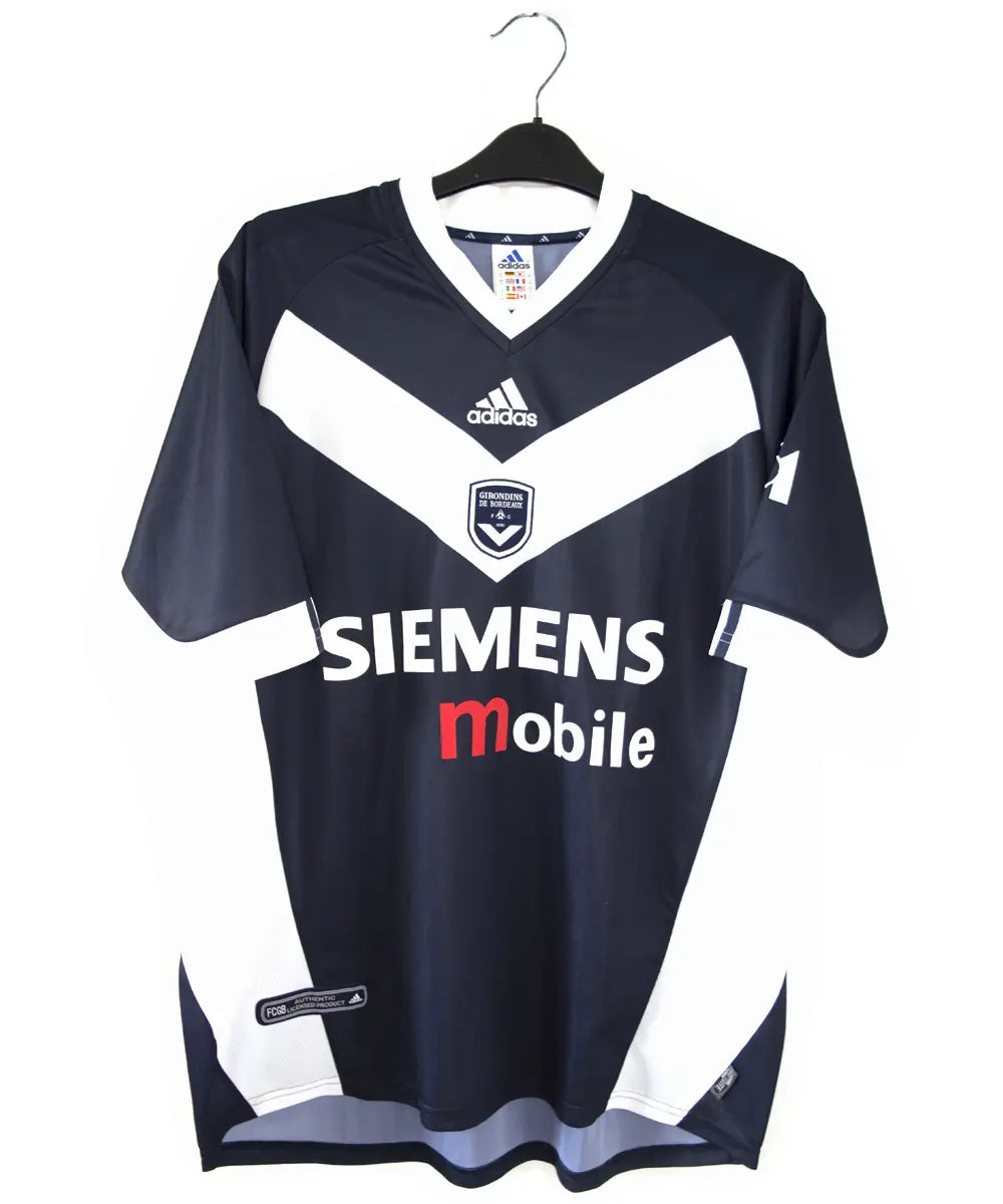Maillot domicile des girondins de bordeaux 2001-2002. Le maillot est de couleur bleu et blanc. On peut retrouver le sponsor siemens mobile et l'équipementier adidas.