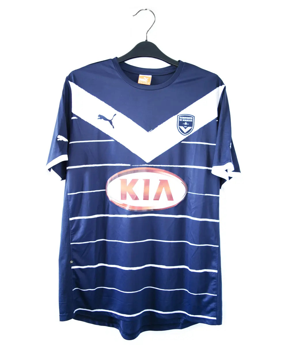 Maillot domicile bleu et blanc des girondins de bordeaux de la saison 2011-2012. On peut retrouver l'équipementier puma et le sponsor kia