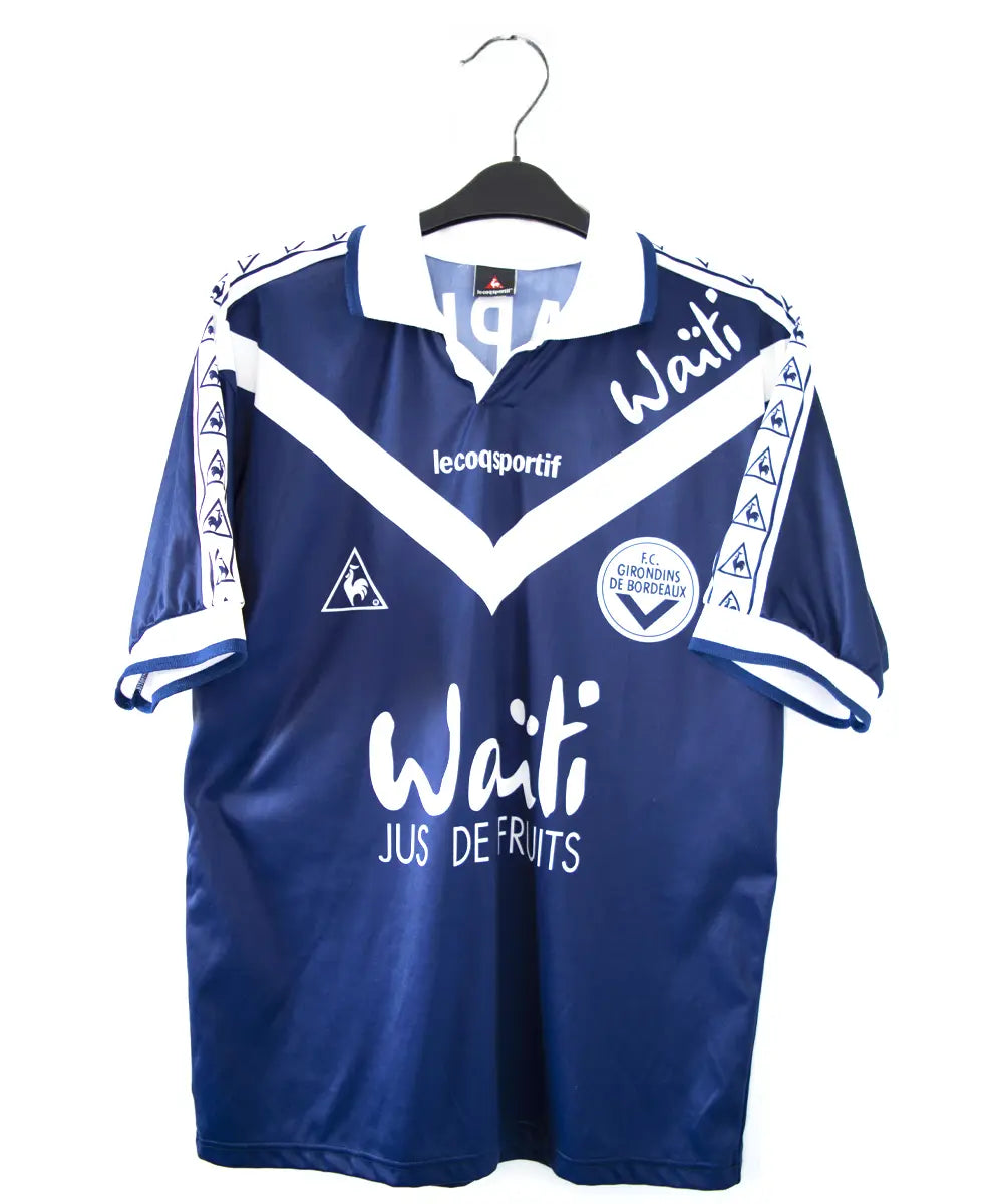 Maillot de foot domicile bleu des girondins de bordeaux de la saison 1996-1997. On peut retrouver l'équipementier le coq sportif et le sponsor waiti