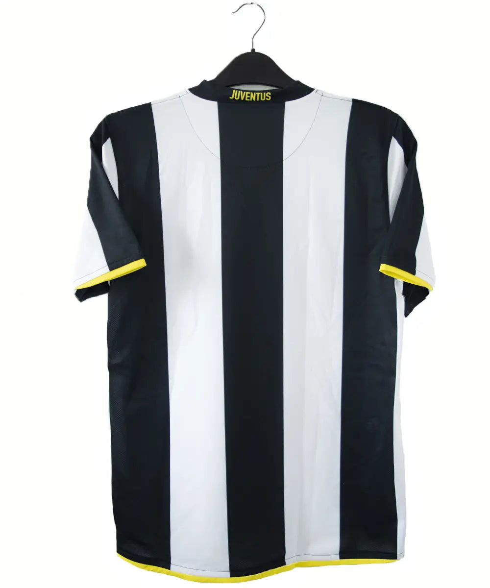 Maillot vintage domicile noir, blanc et jaune, de la juventus de la saison 2008-2009. On peut retrouver l'équipementier nike et le sponsor new holland