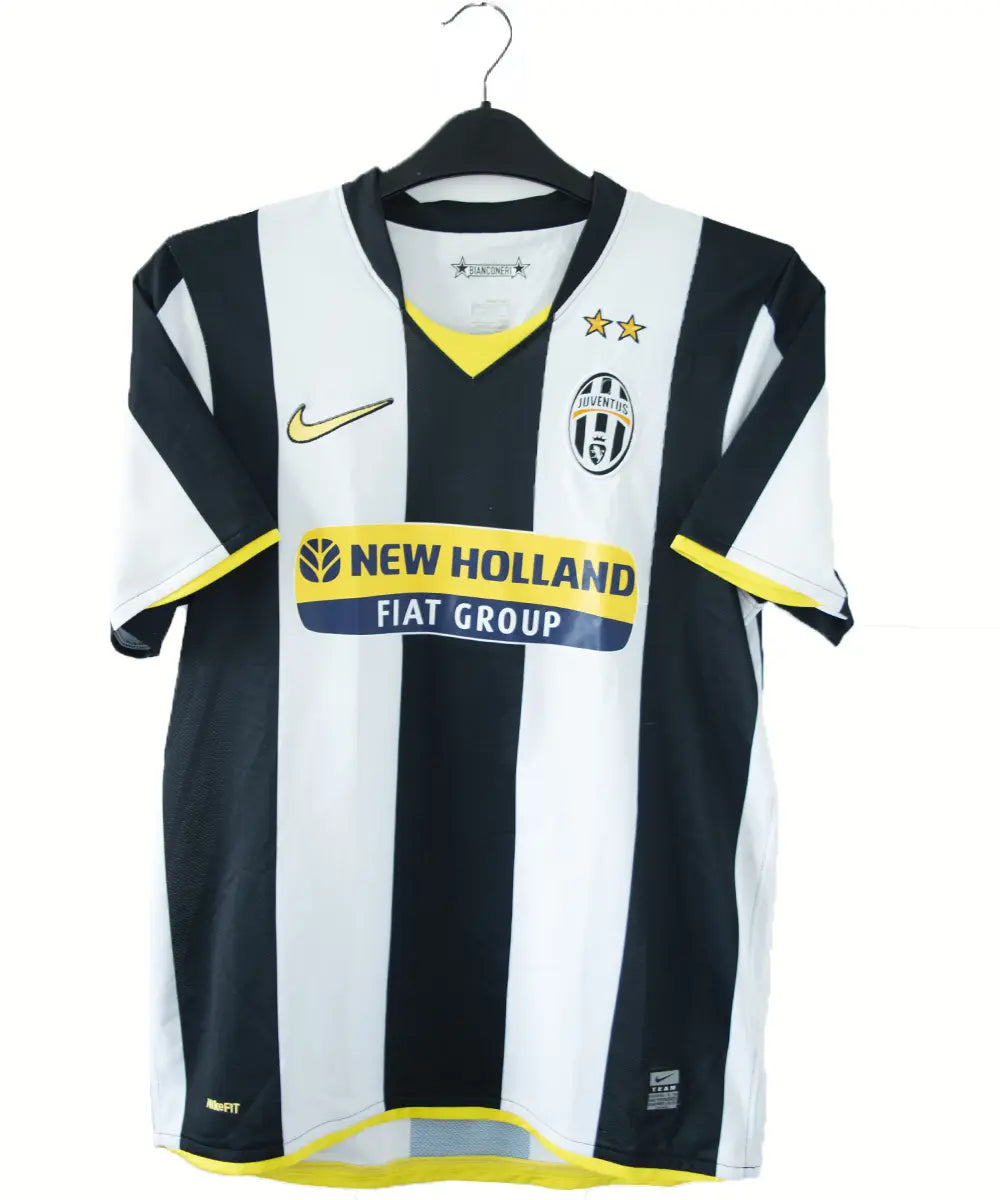 Maillot vintage domicile noir, blanc et jaune, de la juventus de la saison 2008-2009. On peut retrouver l'équipementier nike et le sponsor new holland