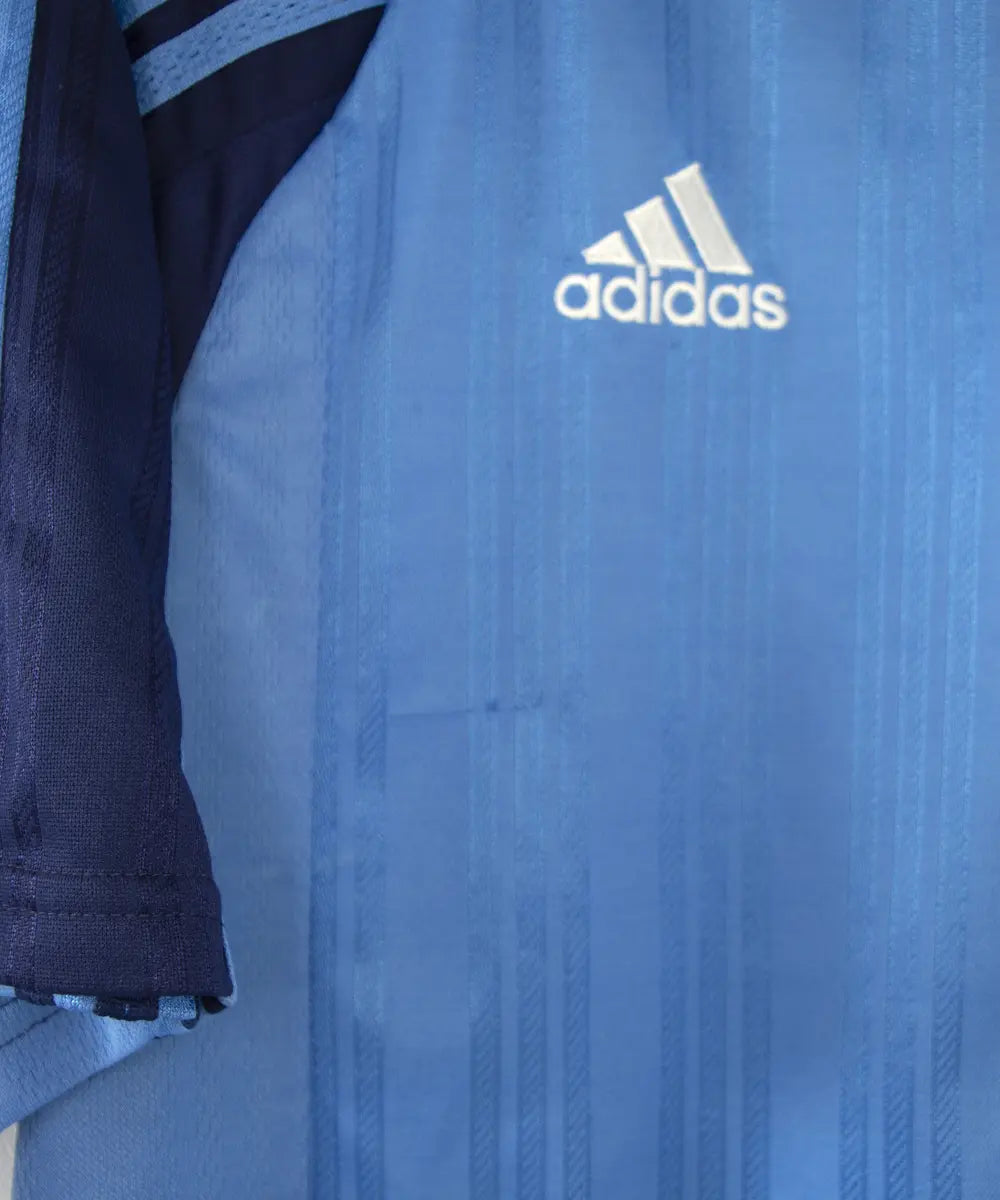 Maillot domicile du havre de la saison 1998-1999 de couleur bleu clair et bleu foncé. On peut voir l'équipementier adidas.