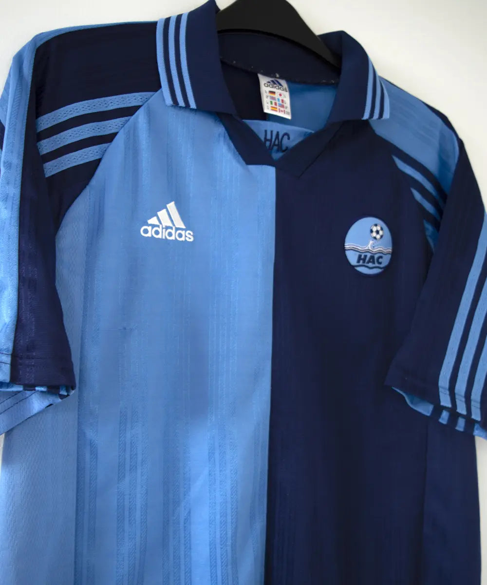 Maillot domicile du havre de la saison 1998-1999 de couleur bleu clair et bleu foncé. On peut voir l'équipementier adidas.