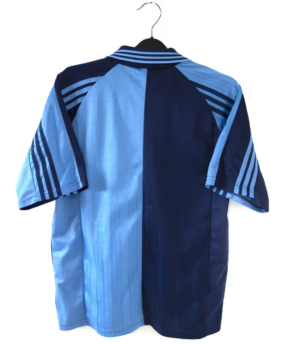 Maillot domicile du havre de la saison 1998-1999 de couleur bleu clair et bleu foncé. On peut voir l'équipementier adidas.