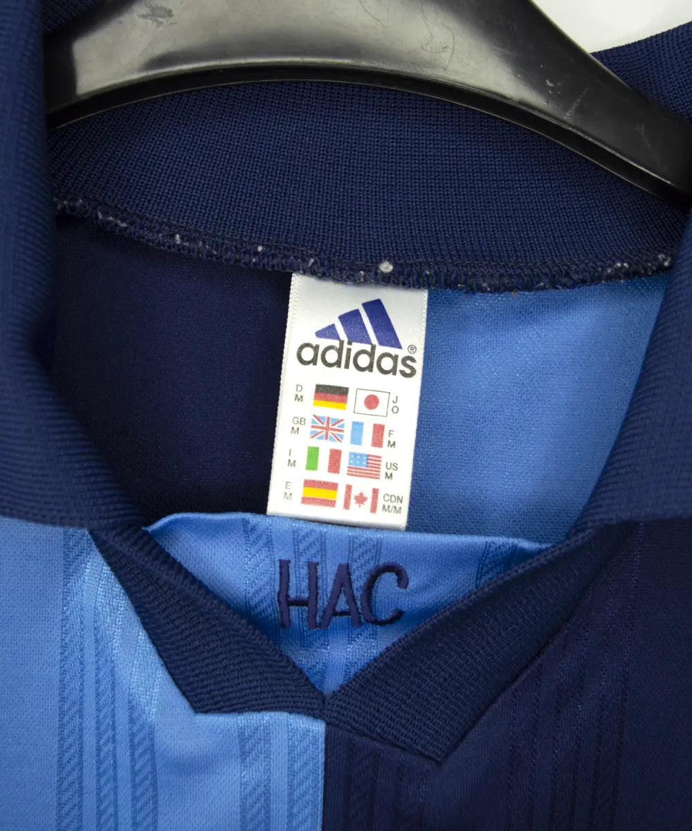 Maillot domicile du havre de la saison 1998-1999 de couleur bleu clair et bleu foncé. On peut voir l'équipementier adidas.