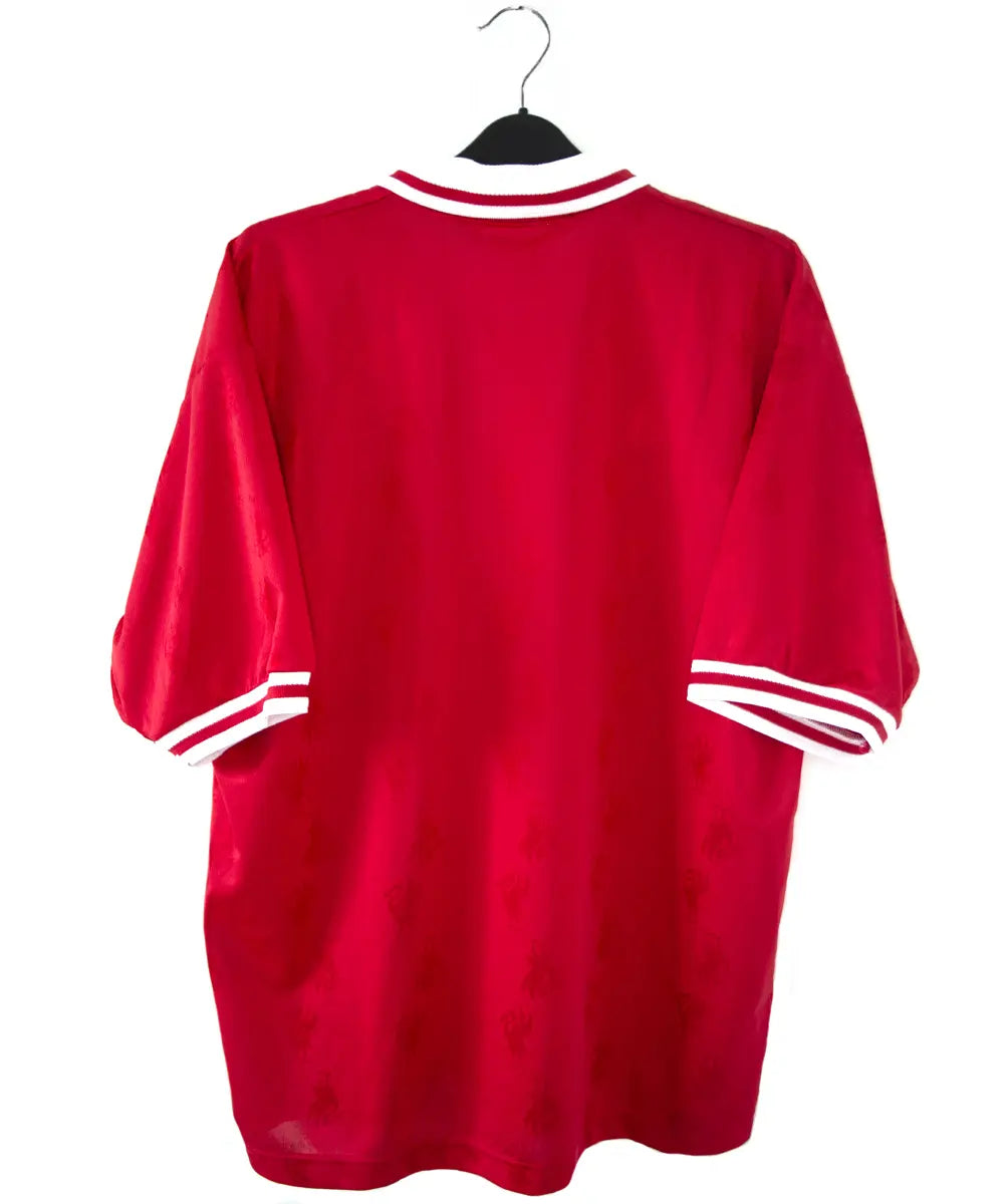 Maillot domicile rouge et blanc de liverpool de la saison 1996-1998. On peut retrouver l'équipementier reebok et le sponsor carlsberg