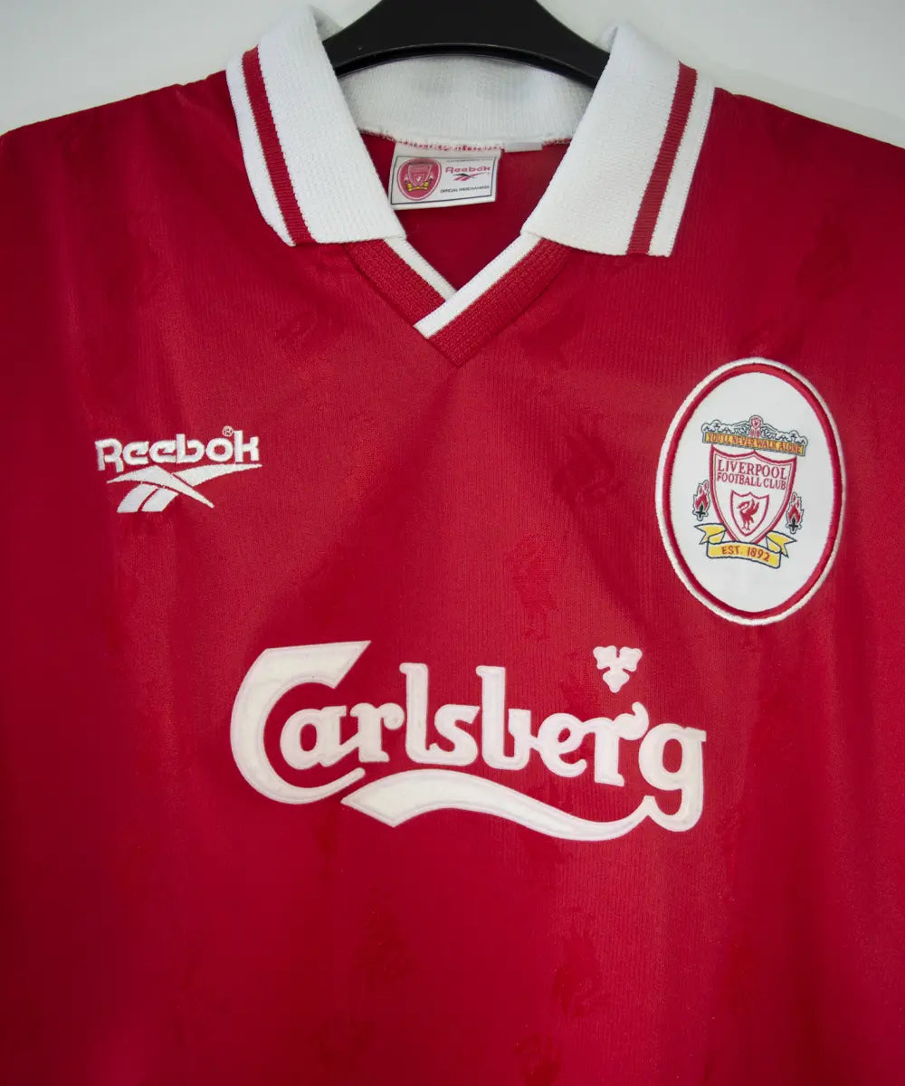 Maillot domicile rouge et blanc de liverpool de la saison 1996-1998. On peut retrouver l'équipementier reebok et le sponsor carlsberg