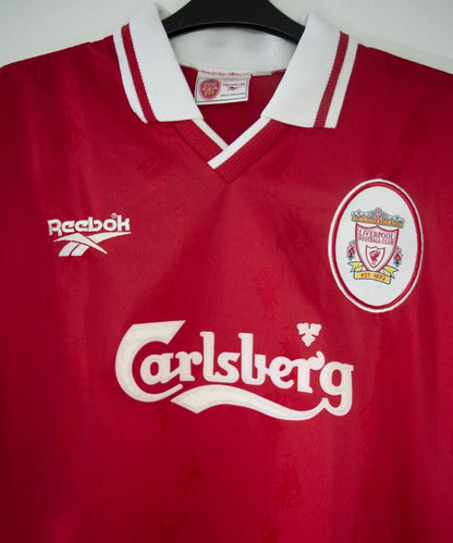Maillot domicile rouge et blanc de liverpool de la saison 1996-1998. On peut retrouver l'équipementier reebok et le sponsor carlsberg
