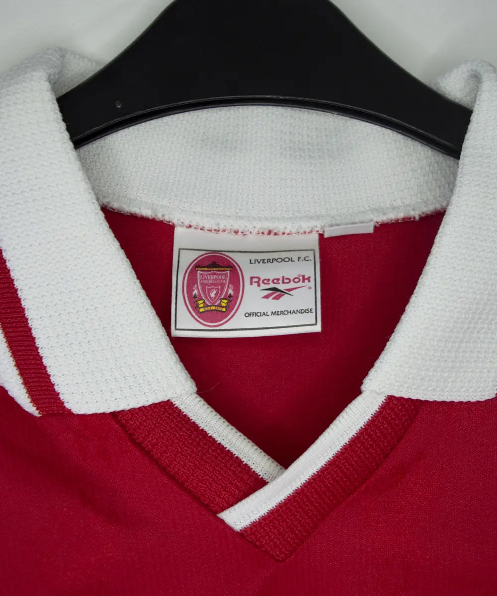 Maillot domicile rouge et blanc de liverpool de la saison 1996-1998. On peut retrouver l'équipementier reebok et le sponsor carlsberg