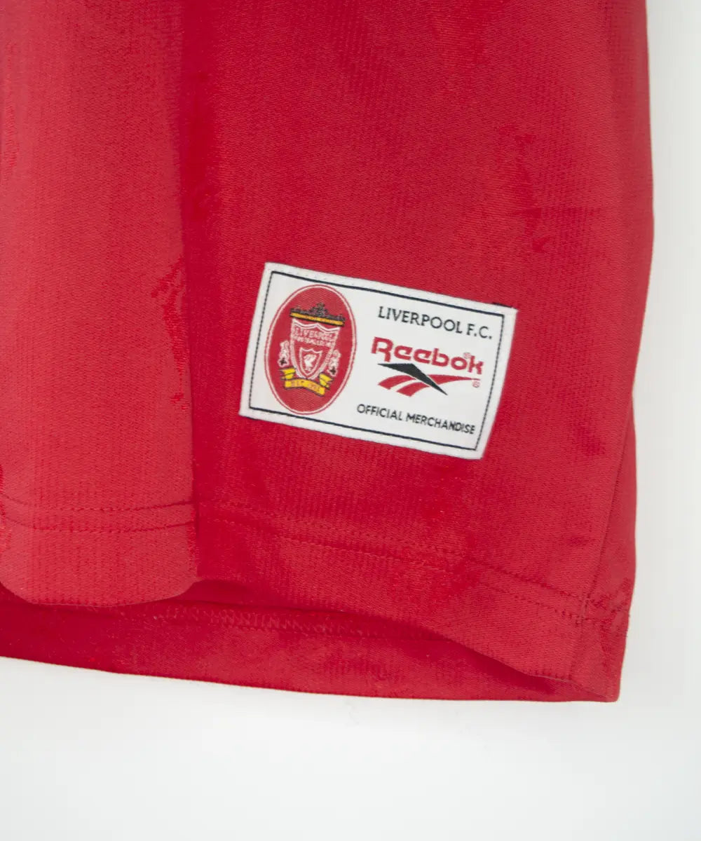 Maillot domicile rouge et blanc de liverpool de la saison 1996-1998. On peut retrouver l'équipementier reebok et le sponsor carlsberg
