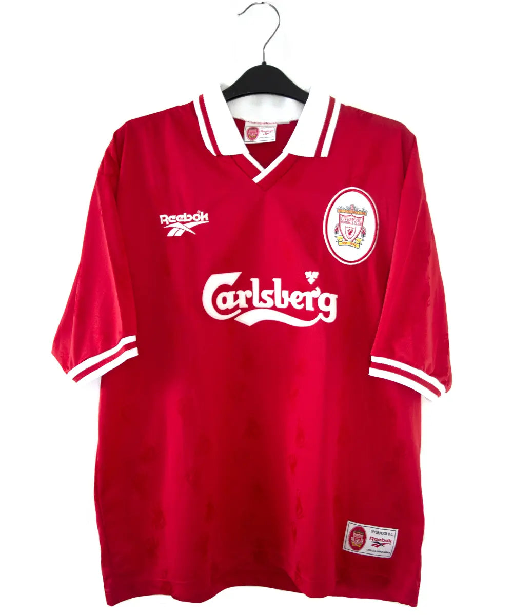 Maillot domicile rouge et blanc de liverpool de la saison 1996-1998. On peut retrouver l'équipementier reebok et le sponsor carlsberg