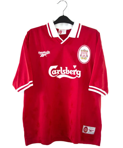 Maillot domicile rouge et blanc de liverpool de la saison 1996-1998. On peut retrouver l'équipementier reebok et le sponsor carlsberg