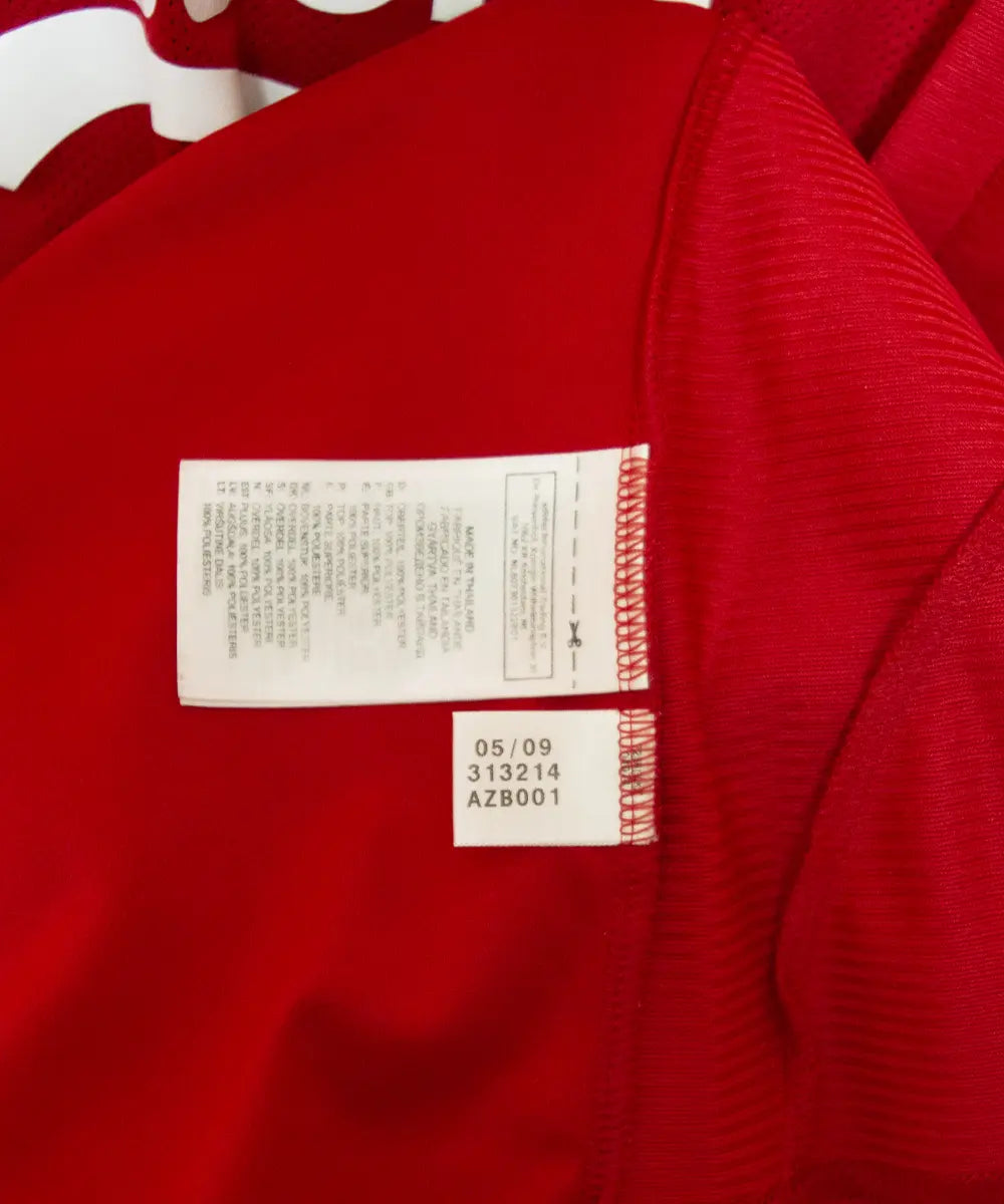 Maillot domicile de liverpool de la saison 2008 jusqu'à 2010. Le maillot est de couleur rouge et blanc. On peut retrouver l'équipementier adidas et le sponsor carlsberg. Le maillot est floqué du numéro 9 torres. On peut retrouver l'étiquette d'authenticité comportant les numéros 313214