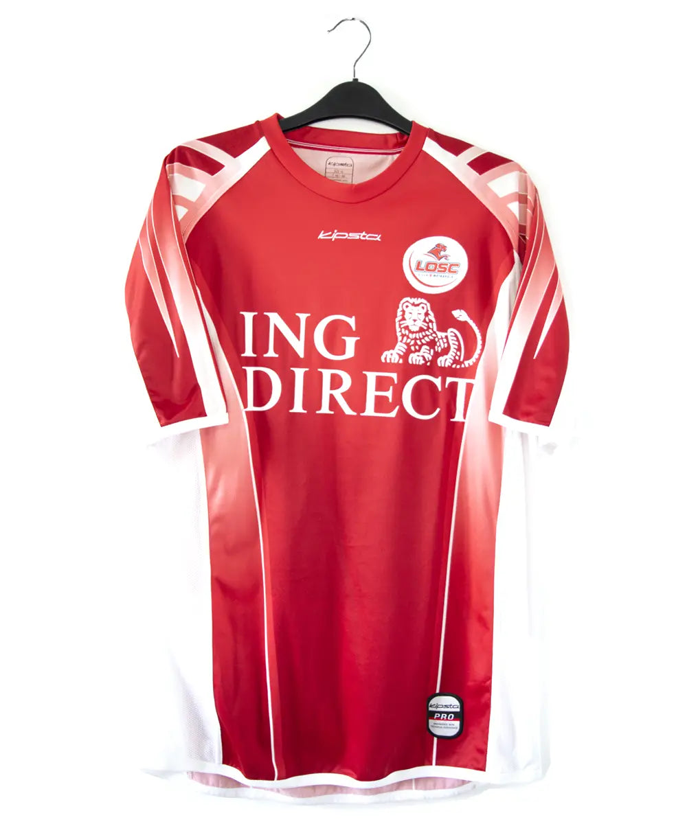 Maillot domicile du losc de la saison 2002-2003 de couleur rouge et blanche. On peut retrouver l'équipementier kipsta et le sponsor ing direct