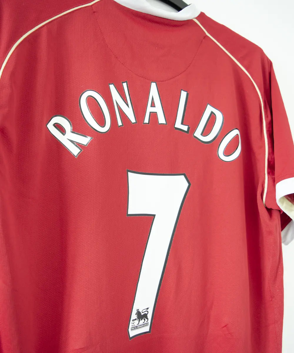 Maillot domicile rouge de manchester united de la saison 2006-2007. Le maillot est floqué du numéro 7 cristiano ronaldo. Sur cette photo on peut voir le flocage de côté