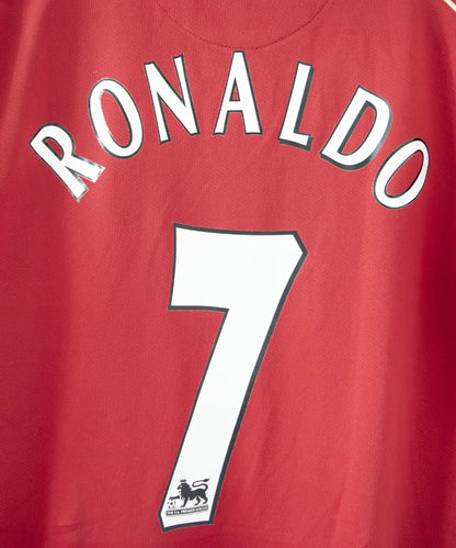Maillot domicile rouge de manchester united de la saison 2006-2007. Le maillot est floqué du numéro 7 cristiano ronaldo. Sur cette photo on peut voir le flocage de près