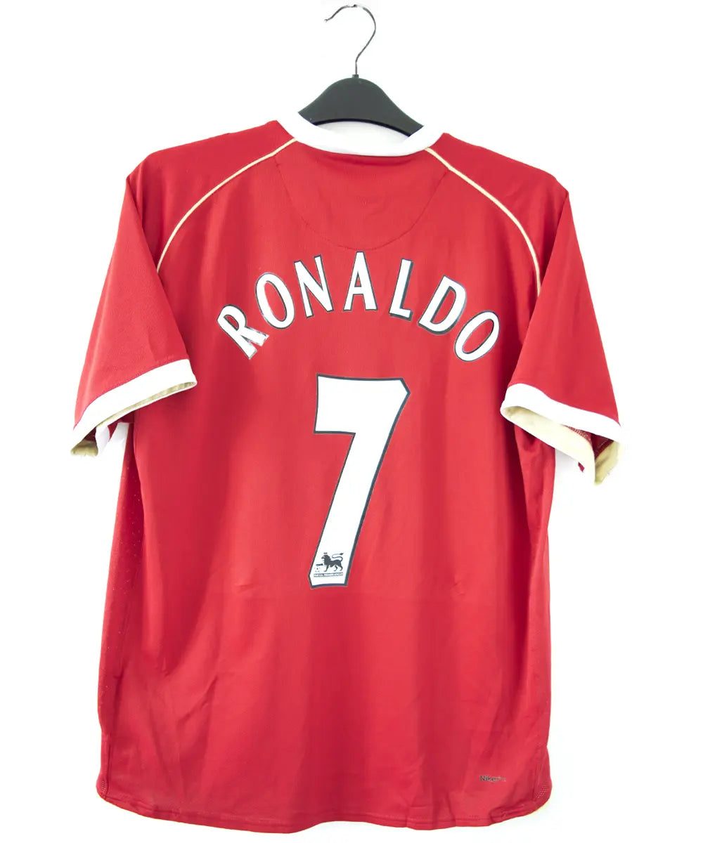Maillot domicile rouge de manchester united de la saison 2006-2007. Le maillot est floqué du numéro 7 cristiano ronaldo