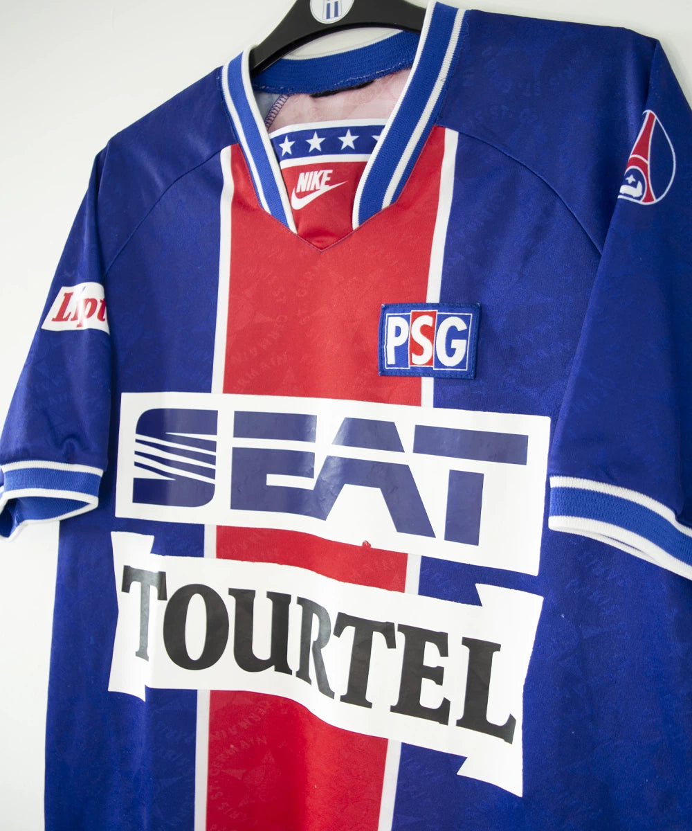 Maillot de foot vintage du psg bleu blanc et rouge domicile de la saison 1994-1995. On peut retrouver l'équipementier nike et les sponsors seat, tourtel et liptonic. Il s'agit d'un maillot authentique