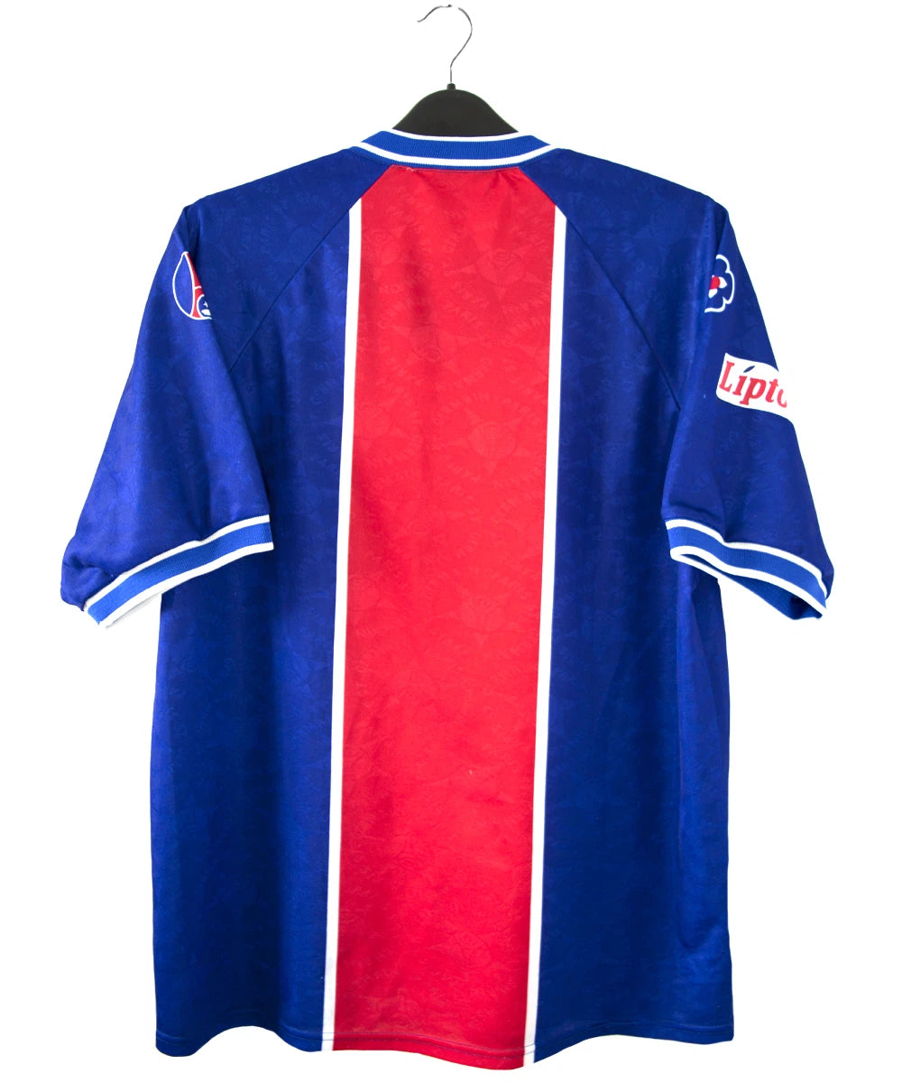 Maillot de foot vintage du psg bleu blanc et rouge domicile de la saison 1994-1995. On peut retrouver l'équipementier nike et les sponsors seat, tourtel et liptonic. Il s'agit d'un maillot authentique