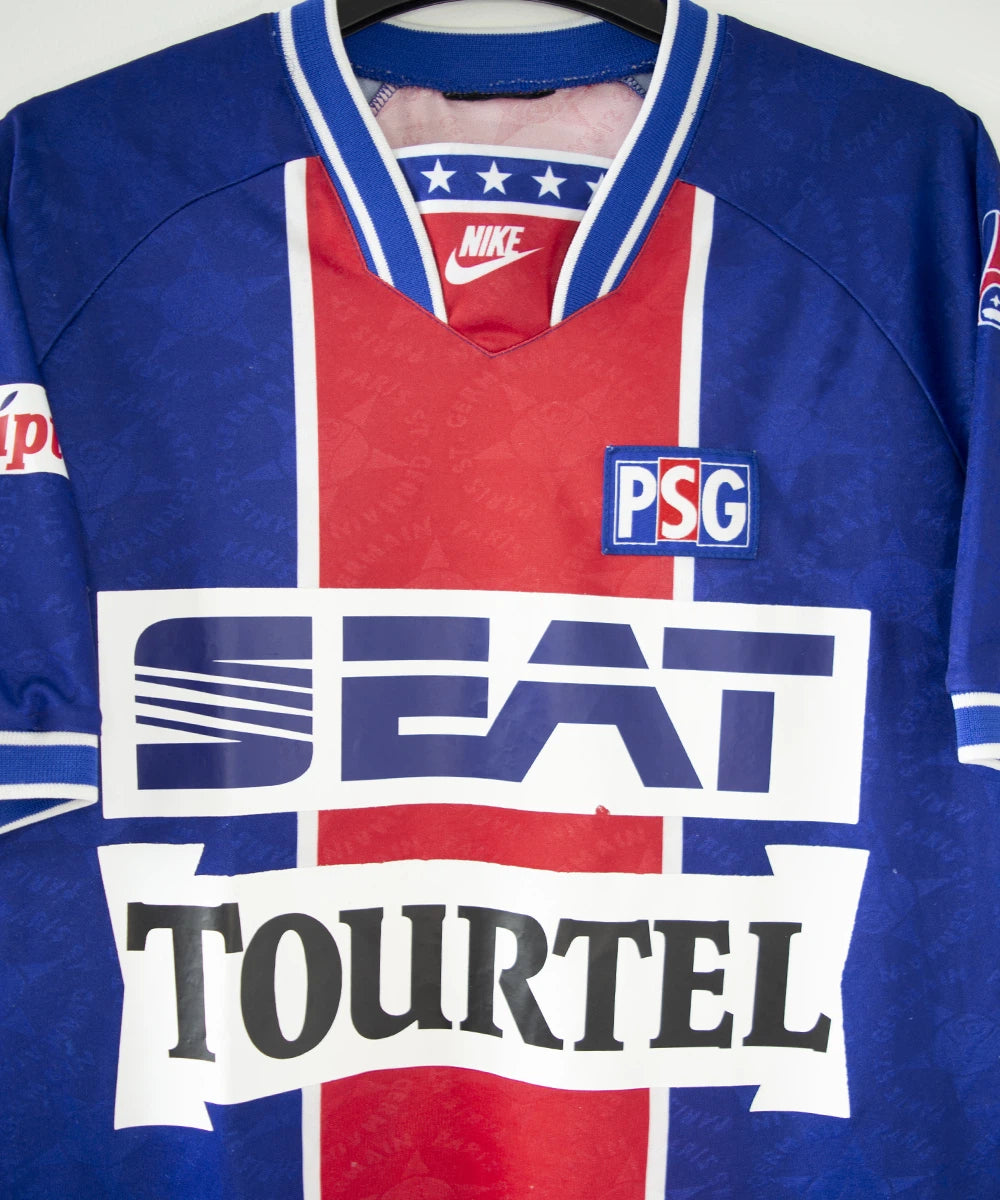Maillot de foot vintage du psg bleu blanc et rouge domicile de la saison 1994-1995. On peut retrouver l'équipementier nike et les sponsors seat, tourtel et liptonic. Il s'agit d'un maillot authentique