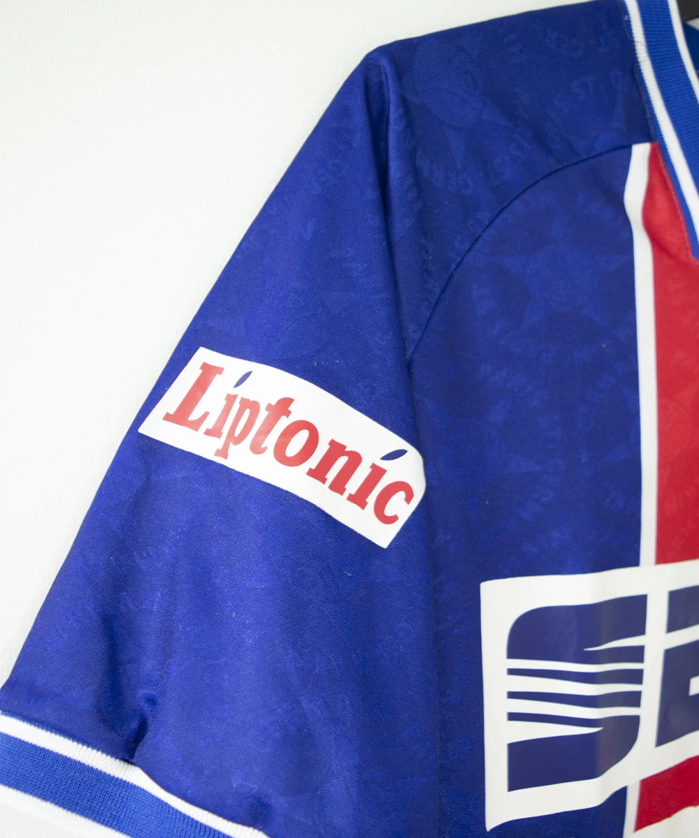 Maillot de foot vintage du psg bleu blanc et rouge domicile de la saison 1994-1995. On peut retrouver l'équipementier nike et les sponsors seat, tourtel et liptonic. Il s'agit d'un maillot authentique