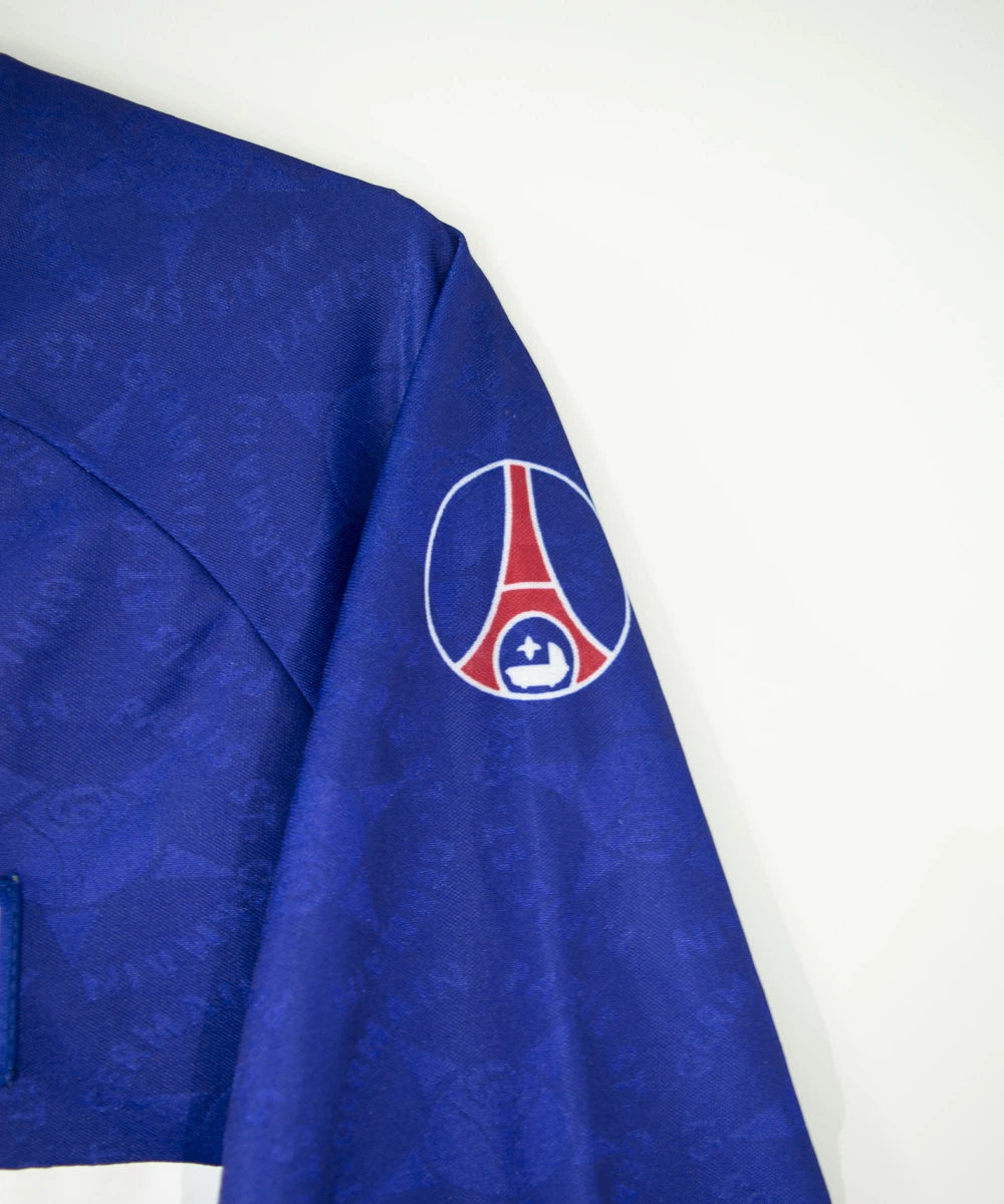 Maillot de foot vintage du psg bleu blanc et rouge domicile de la saison 1994-1995. On peut retrouver l'équipementier nike et les sponsors seat, tourtel et liptonic. Il s'agit d'un maillot authentique