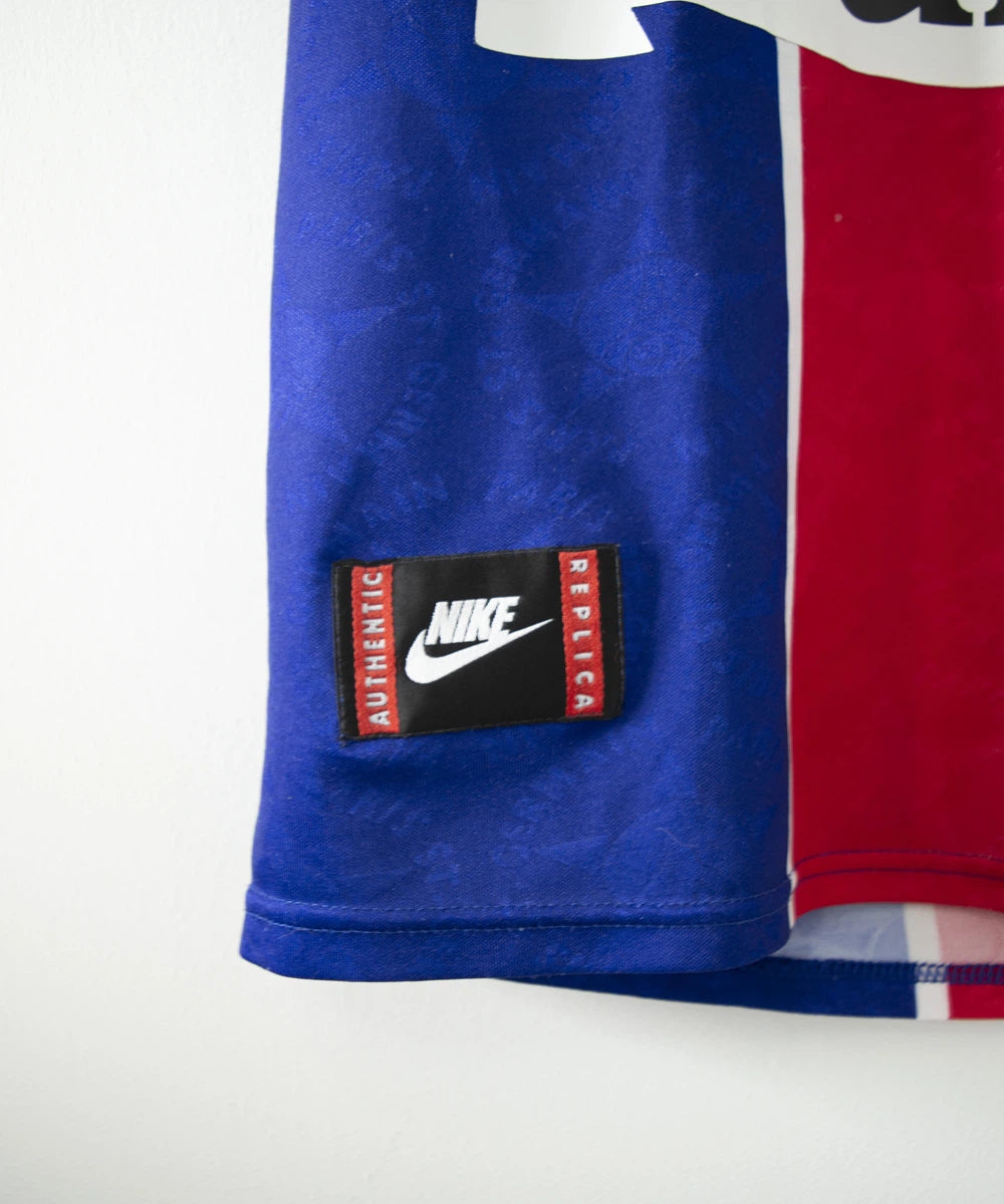 Maillot de foot vintage du psg bleu blanc et rouge domicile de la saison 1994-1995. On peut retrouver l'équipementier nike et les sponsors seat, tourtel et liptonic. Il s'agit d'un maillot authentique