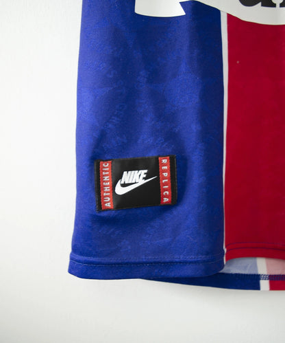 Maillot de foot vintage du psg bleu blanc et rouge domicile de la saison 1994-1995. On peut retrouver l'équipementier nike et les sponsors seat, tourtel et liptonic. Il s'agit d'un maillot authentique