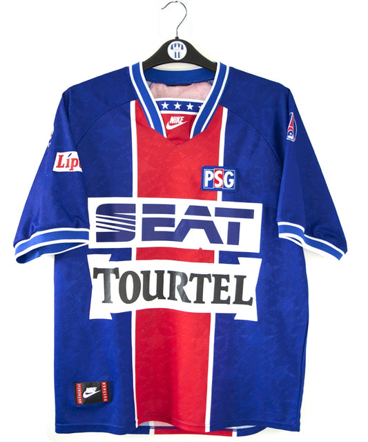 Maillot de foot vintage du psg bleu blanc et rouge domicile de la saison 1994-1995. On peut retrouver l'équipementier nike et les sponsors seat, tourtel et liptonic. Il s'agit d'un maillot authentique