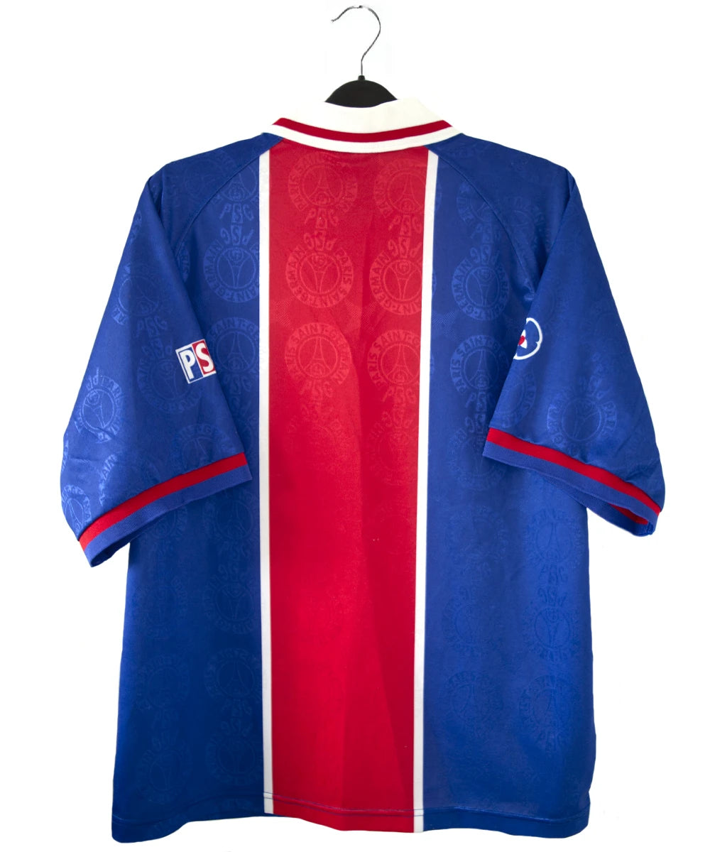 Maillot de foot vintage bleu blanc et rouge du psg de la saison 1996/1997. On peut retrouver l'équipementier nike et le sponsor opel. Il s'agit d'un maillot authentique d'époque