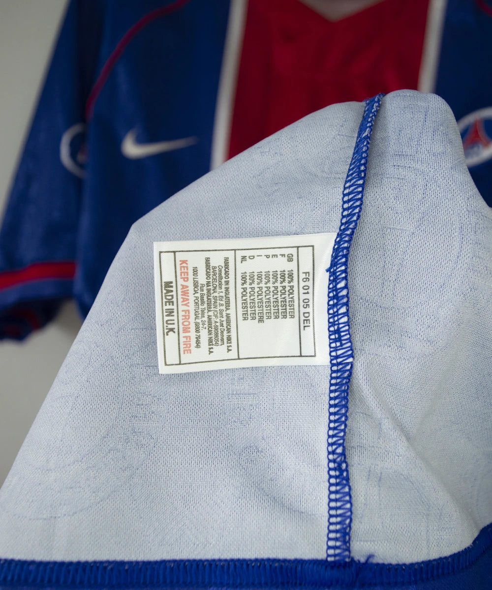 Maillot de foot vintage bleu blanc et rouge du psg de la saison 1996/1997. On peut retrouver l'équipementier nike et le sponsor opel. Il s'agit d'un maillot authentique d'époque
