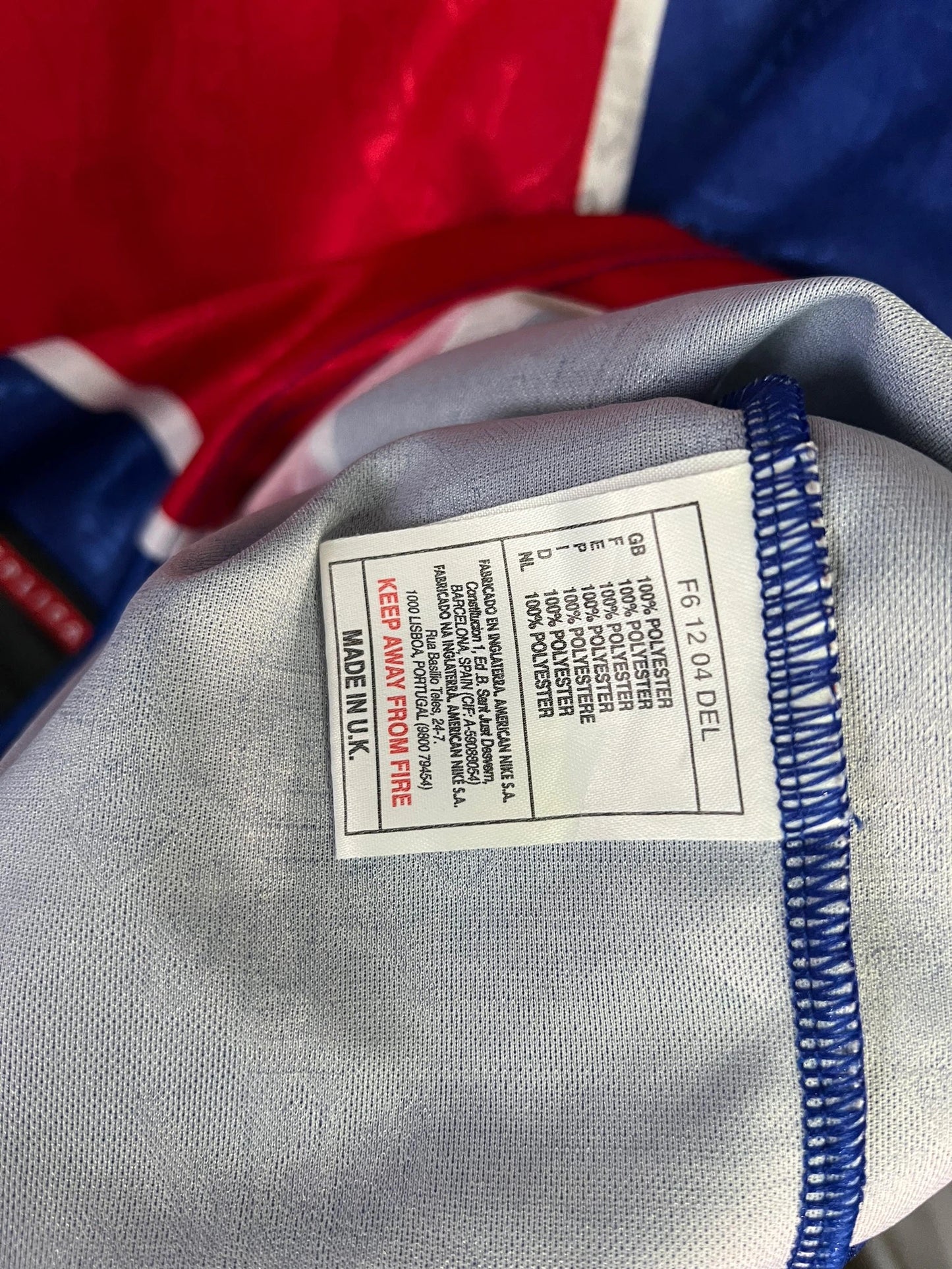 Maillot de foot vintage domicile du PSG de la saison 1996-1997. Il s'agit d'un maillot authentique. On peut retrouver l'équipementier nike et le sponsor opel. On peut voir l'étiquette d'authenticité comportant les numéros F6 12 04 DEL