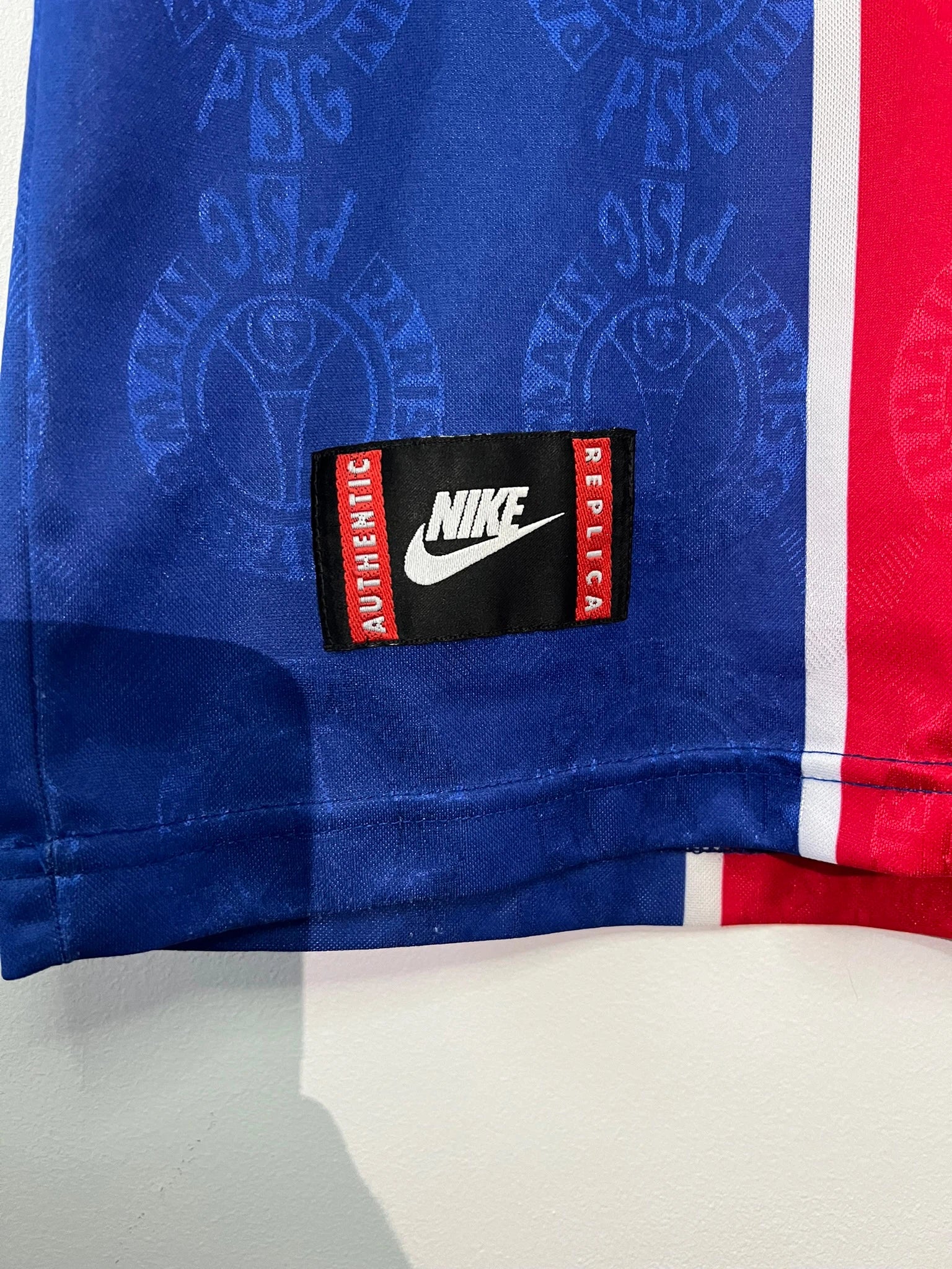 Maillot de foot vintage domicile du PSG de la saison 1996-1997. Il s'agit d'un maillot authentique. On peut retrouver l'équipementier nike et le sponsor opel