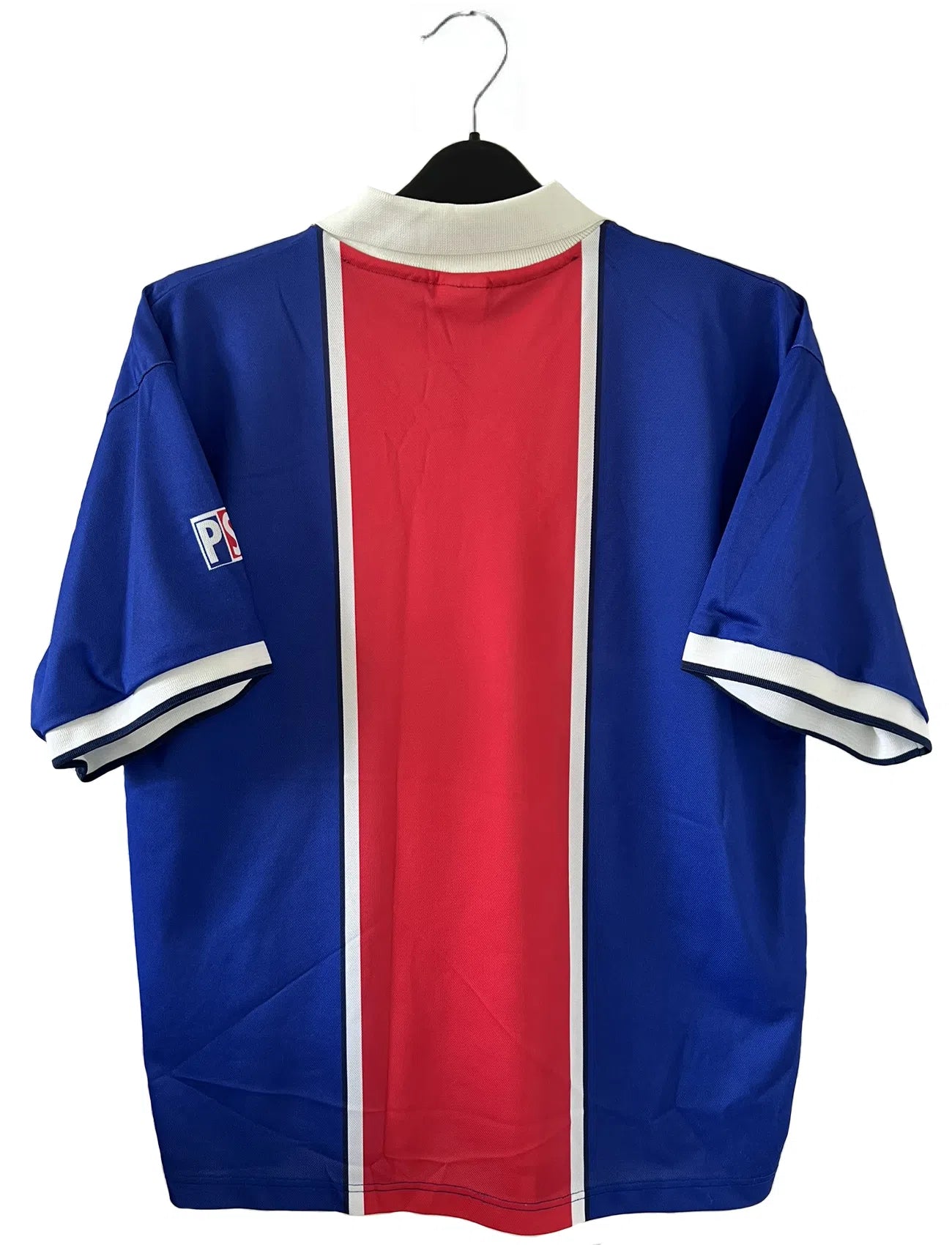 Maillot de foot vintage bleu blanc et rouge du PSG de la saison 1997/1998. On peut retrouver l'équipementier nike et le sponsor Opel. Il s'agit d'un maillot authentique.