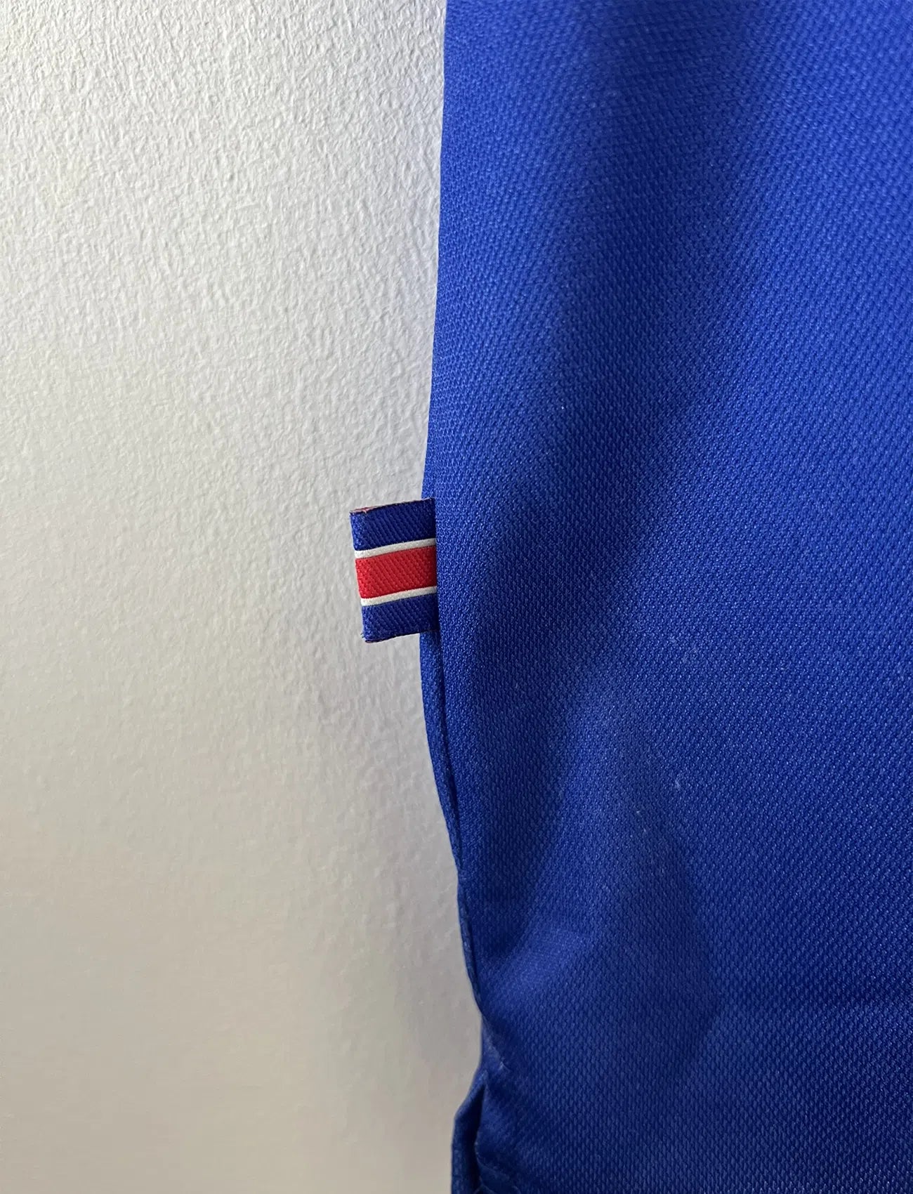 Maillot de foot vintage bleu blanc et rouge du PSG de la saison 1997/1998. On peut retrouver l'équipementier nike et le sponsor Opel. Il s'agit d'un maillot authentique.