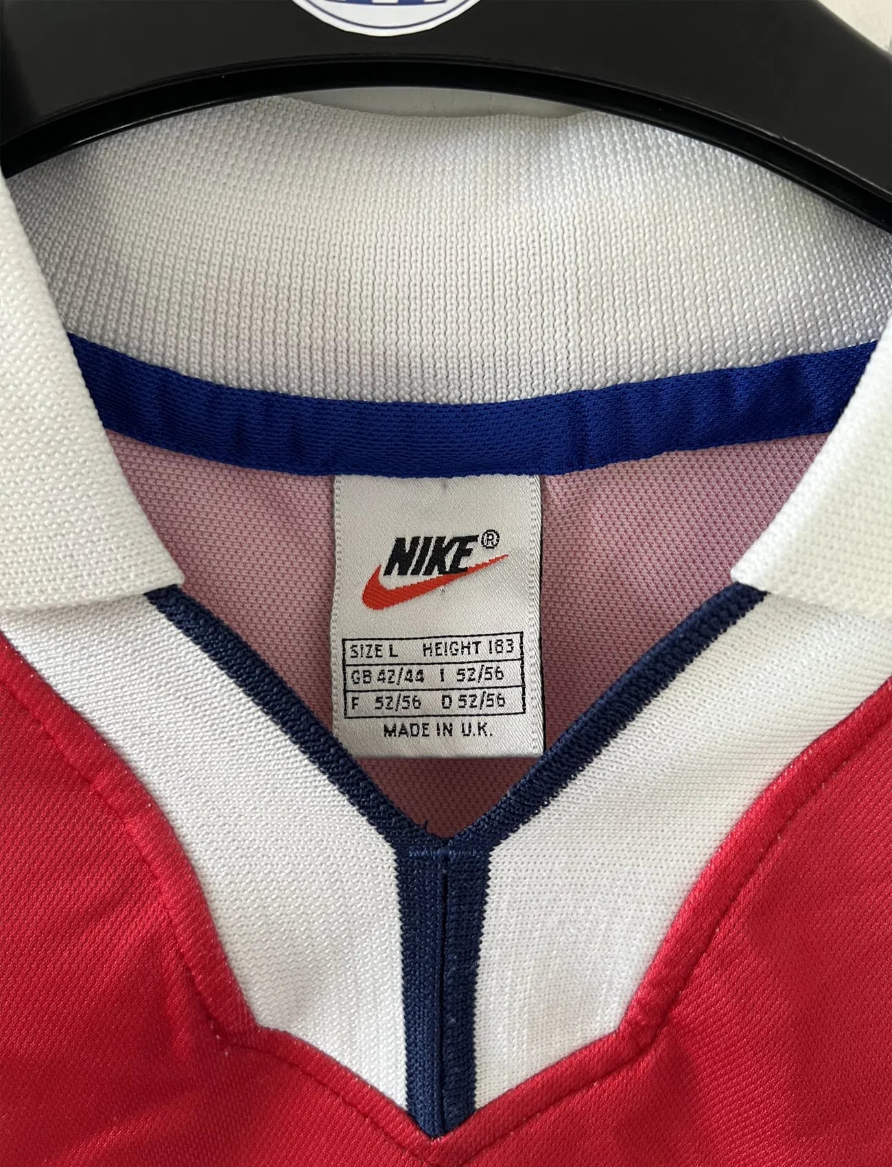 Maillot de foot vintage bleu blanc et rouge du PSG de la saison 1997/1998. On peut retrouver l'équipementier nike et le sponsor Opel. Il s'agit d'un maillot authentique.