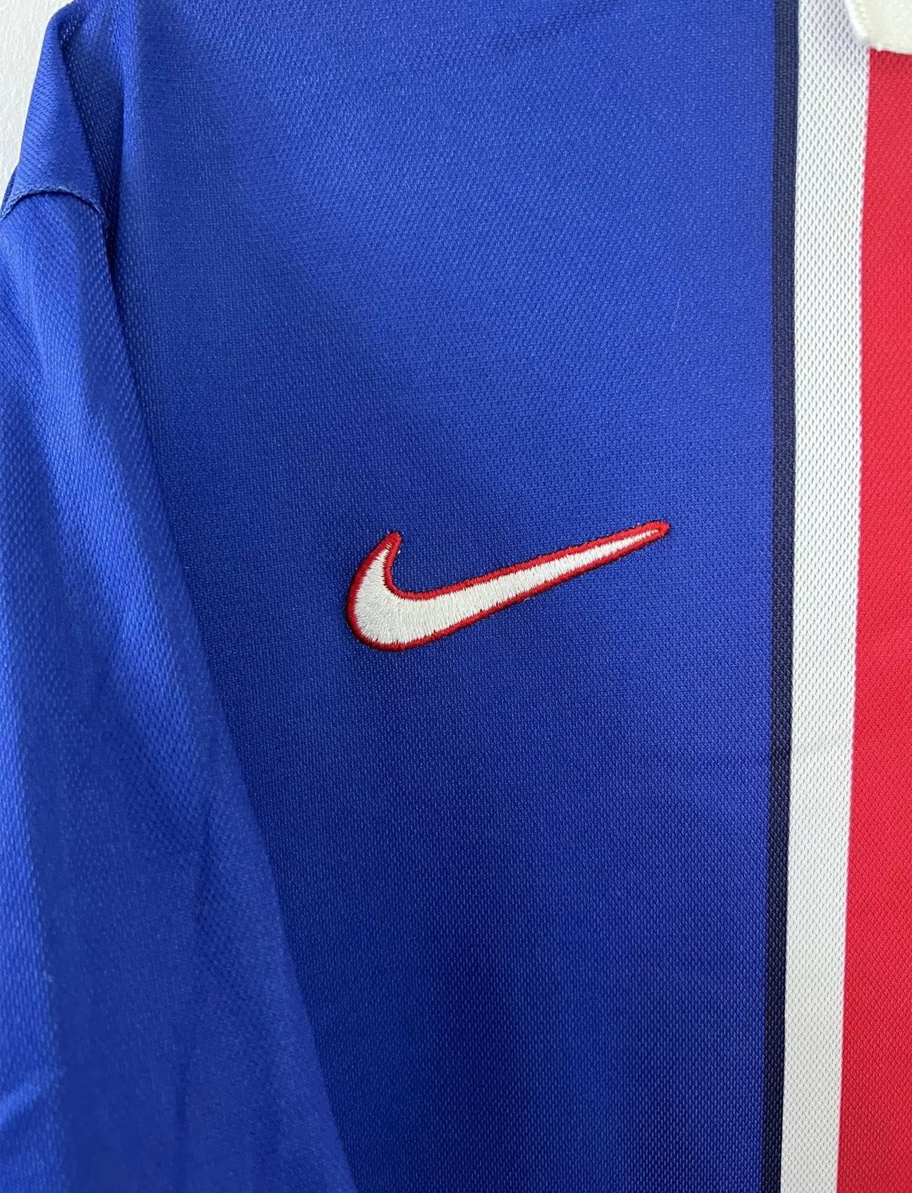 Maillot de foot vintage bleu blanc et rouge du PSG de la saison 1997/1998. On peut retrouver l'équipementier nike et le sponsor Opel. Il s'agit d'un maillot authentique.