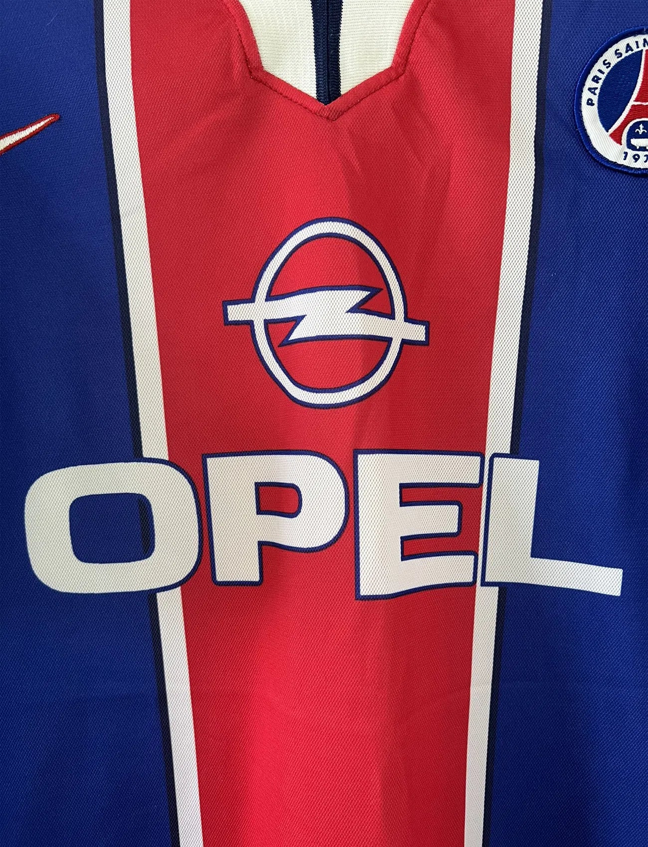 Maillot de foot vintage bleu blanc et rouge du PSG de la saison 1997/1998. On peut retrouver l'équipementier nike et le sponsor Opel. Il s'agit d'un maillot authentique.