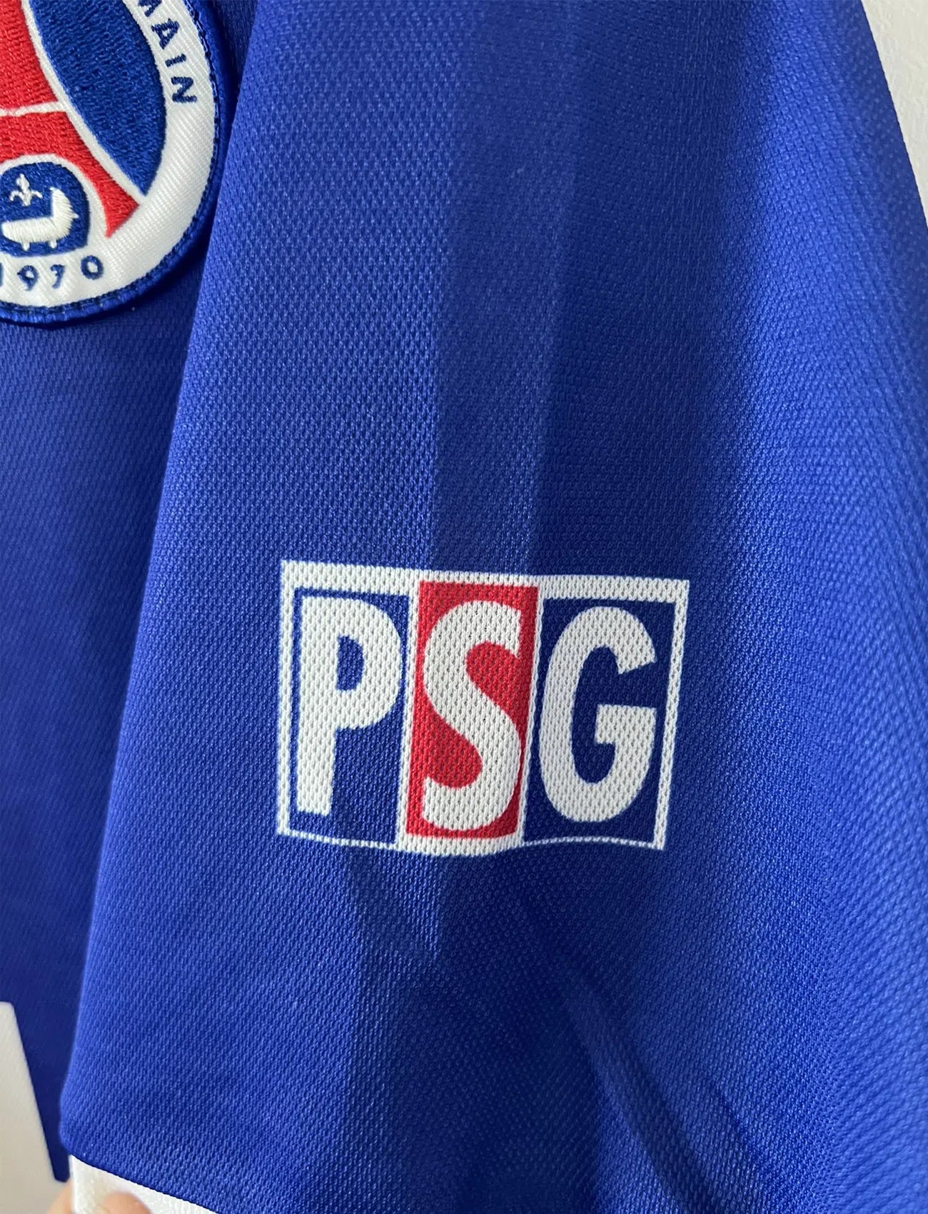 Maillot de foot vintage bleu blanc et rouge du PSG de la saison 1997/1998. On peut retrouver l'équipementier nike et le sponsor Opel. Il s'agit d'un maillot authentique.