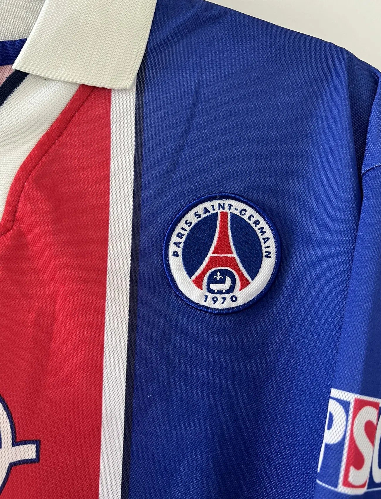 Maillot de foot vintage bleu blanc et rouge du PSG de la saison 1997/1998. On peut retrouver l'équipementier nike et le sponsor Opel. Il s'agit d'un maillot authentique.