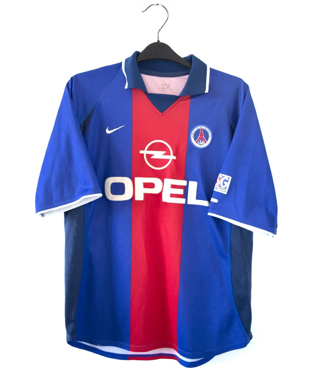 Maillot authentique domicile du PSG de la saison 2000-2001. Le maillot est de couleur bleu et rouge. On peut retrouver l'équipementier nike et le sponsor opel en feutrine. Le maillot est floqué du numéro 10 okocha
