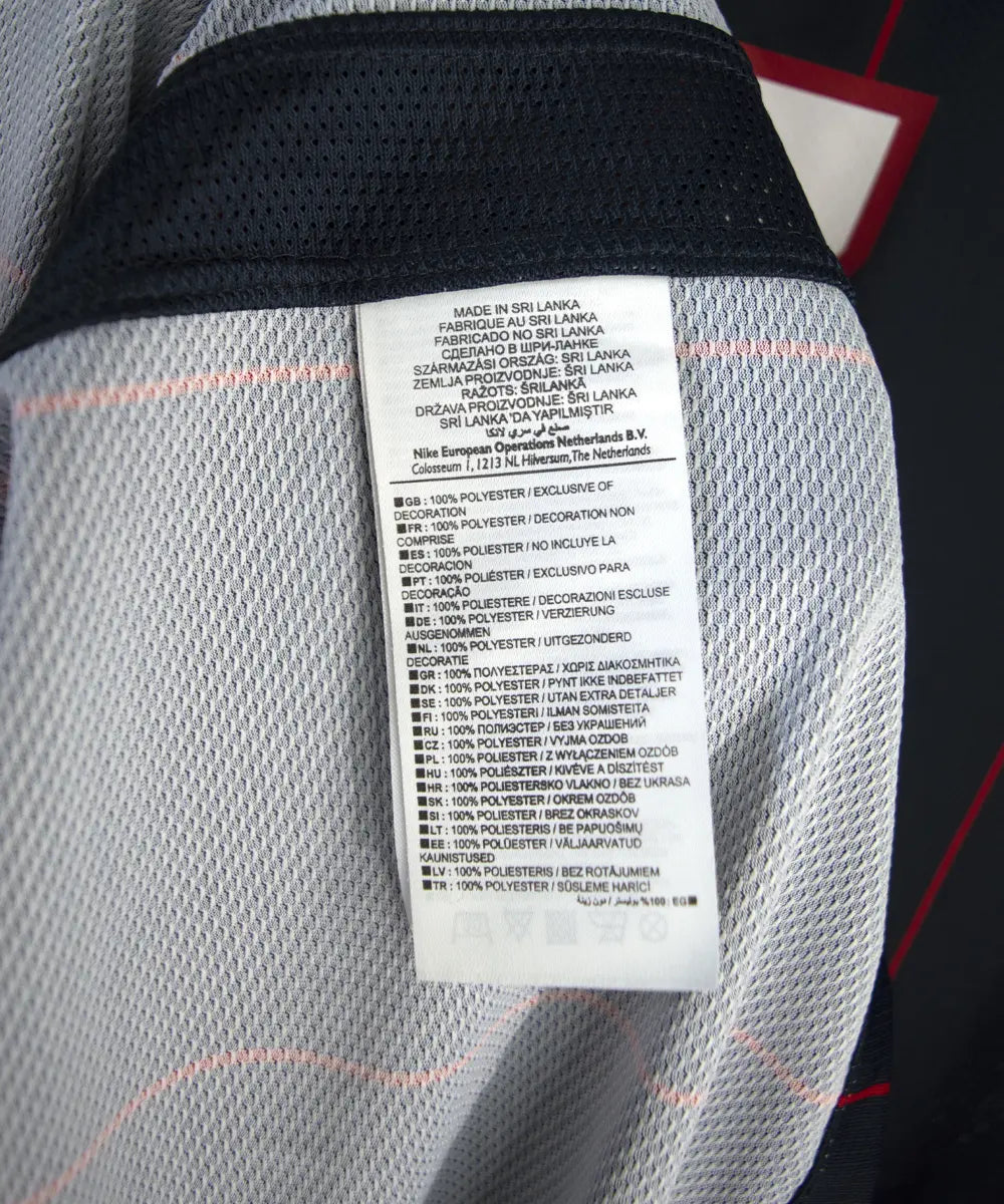 Maillot domicile du psg de la saison 2009 2010. Le maillot est de couleur bleu avec des rayures rouges. On peut retrouver l'équipementier nike, le sponsor fly emirates et le sponsor poweo. Le maillot est floqué ludovic Giuly. Sur cette photo on peut voir l'étiquette nike