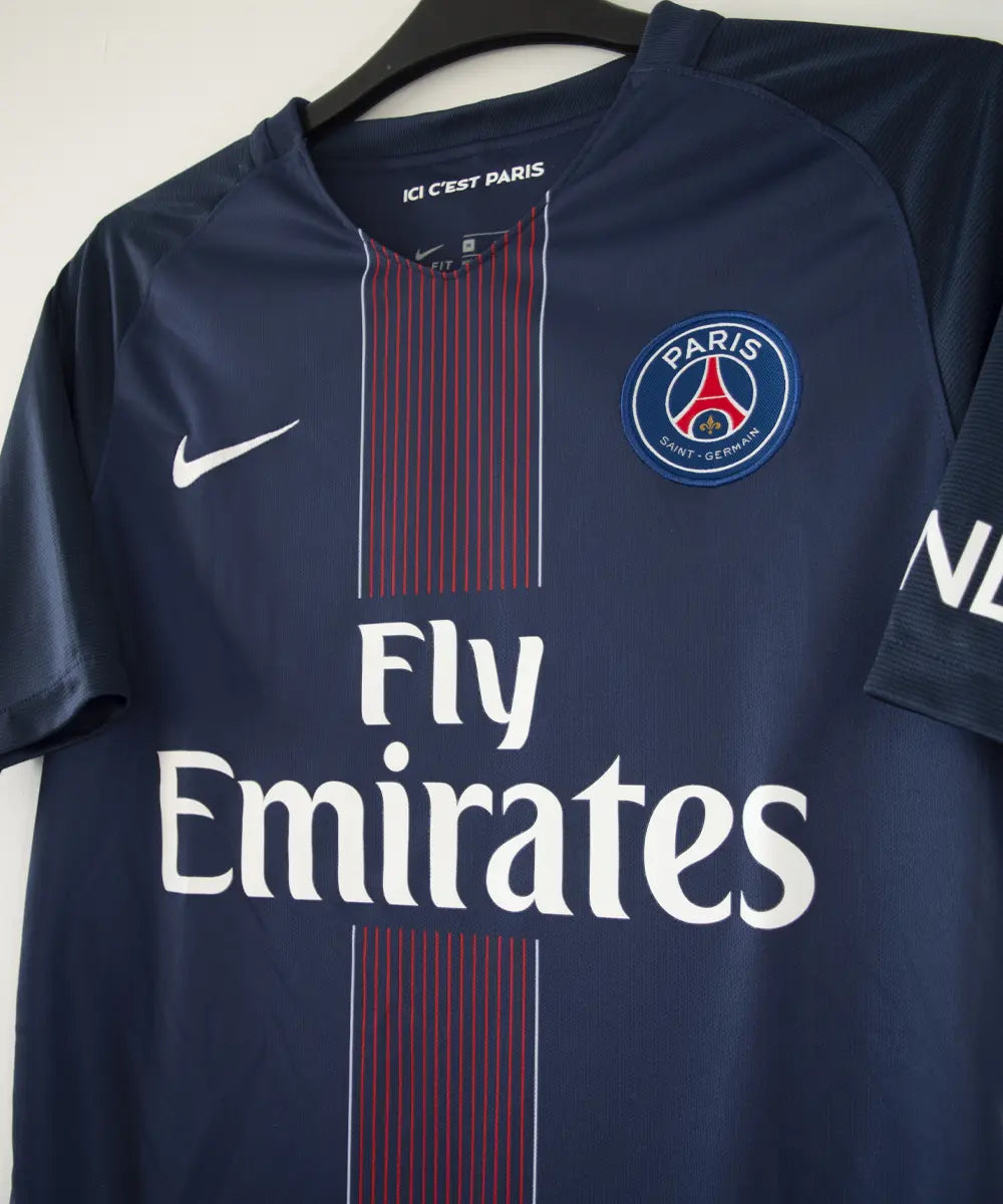 Maillot domicile vintage du psg de la saison 2016-2017. Le maillot est de couleur bleu et rouge. On peut retrouver l'équipementier nike et le sponsor fly emirates