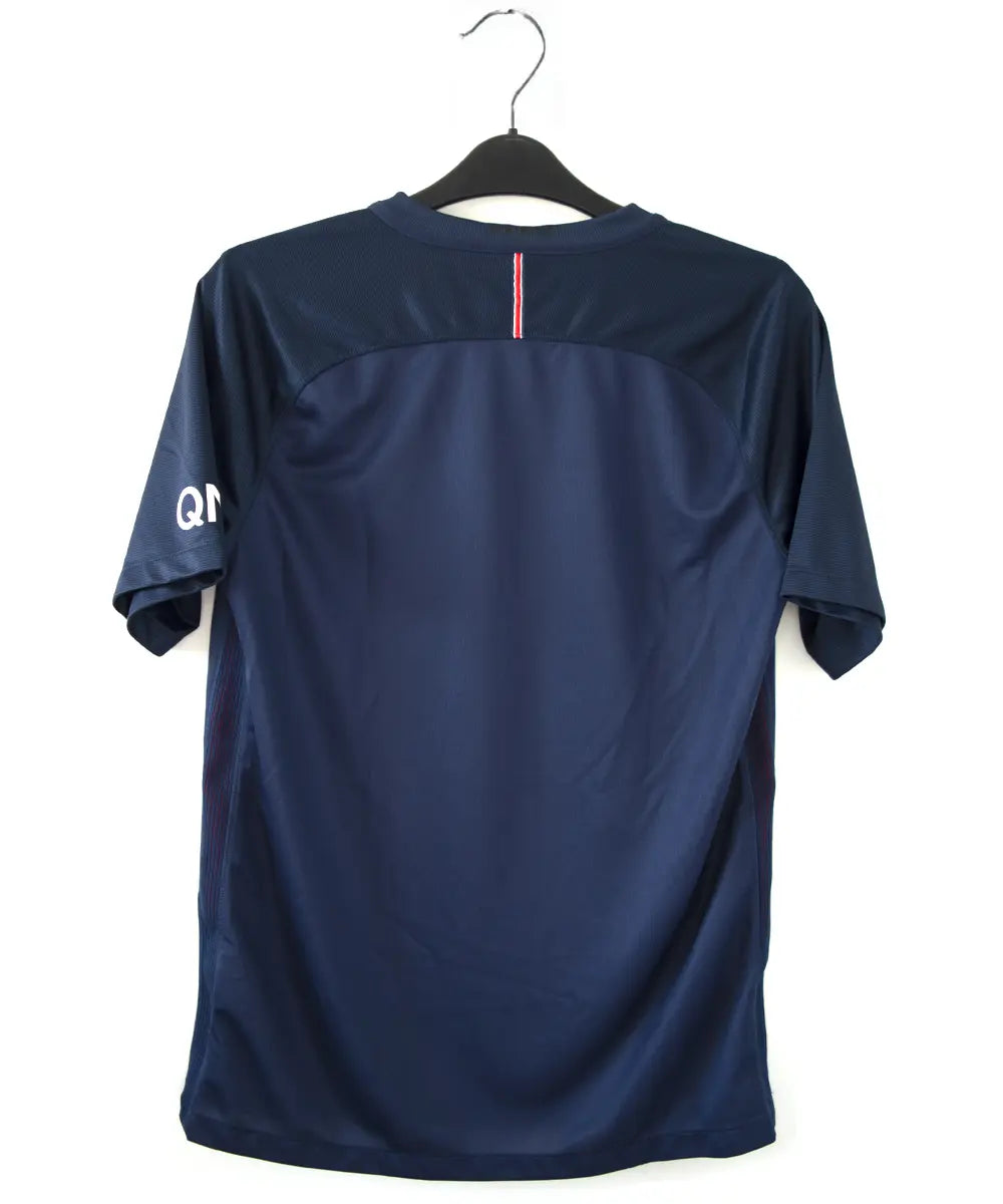 Maillot domicile vintage du psg de la saison 2016-2017. Le maillot est de couleur bleu et rouge. On peut retrouver l'équipementier nike et le sponsor fly emirates